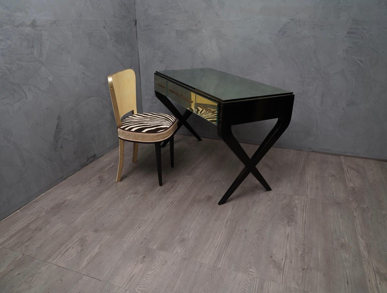 Gorgeous desk, design in the style of Gio Ponti, recognizable leg style, the wood that forms an 