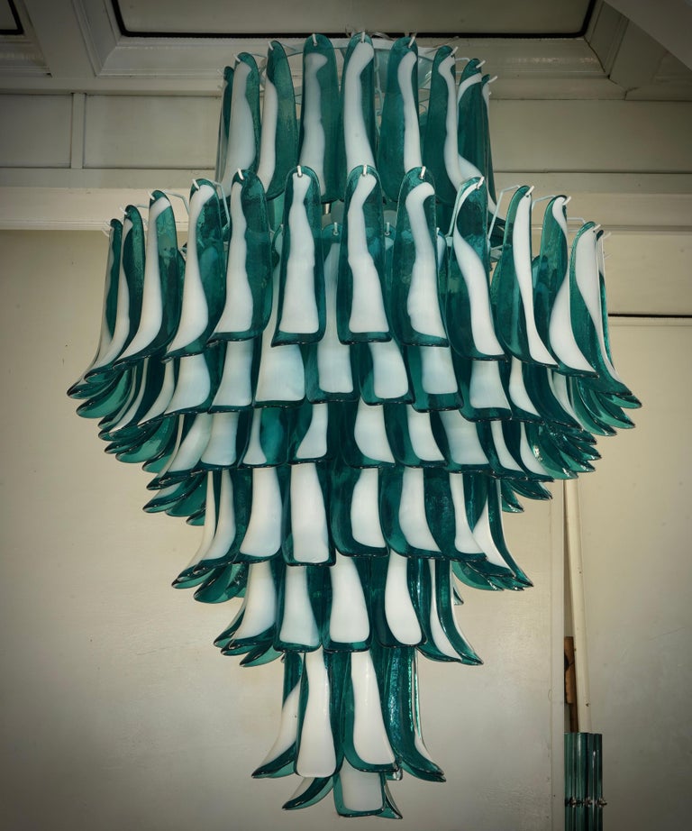 Extraordinary emerald and white color for this Murano chandelier, an emerald color with a unique transparency. Its emerald color is really guessed for a different and original chandelier from others. A beautiful stain of color above your ceiling