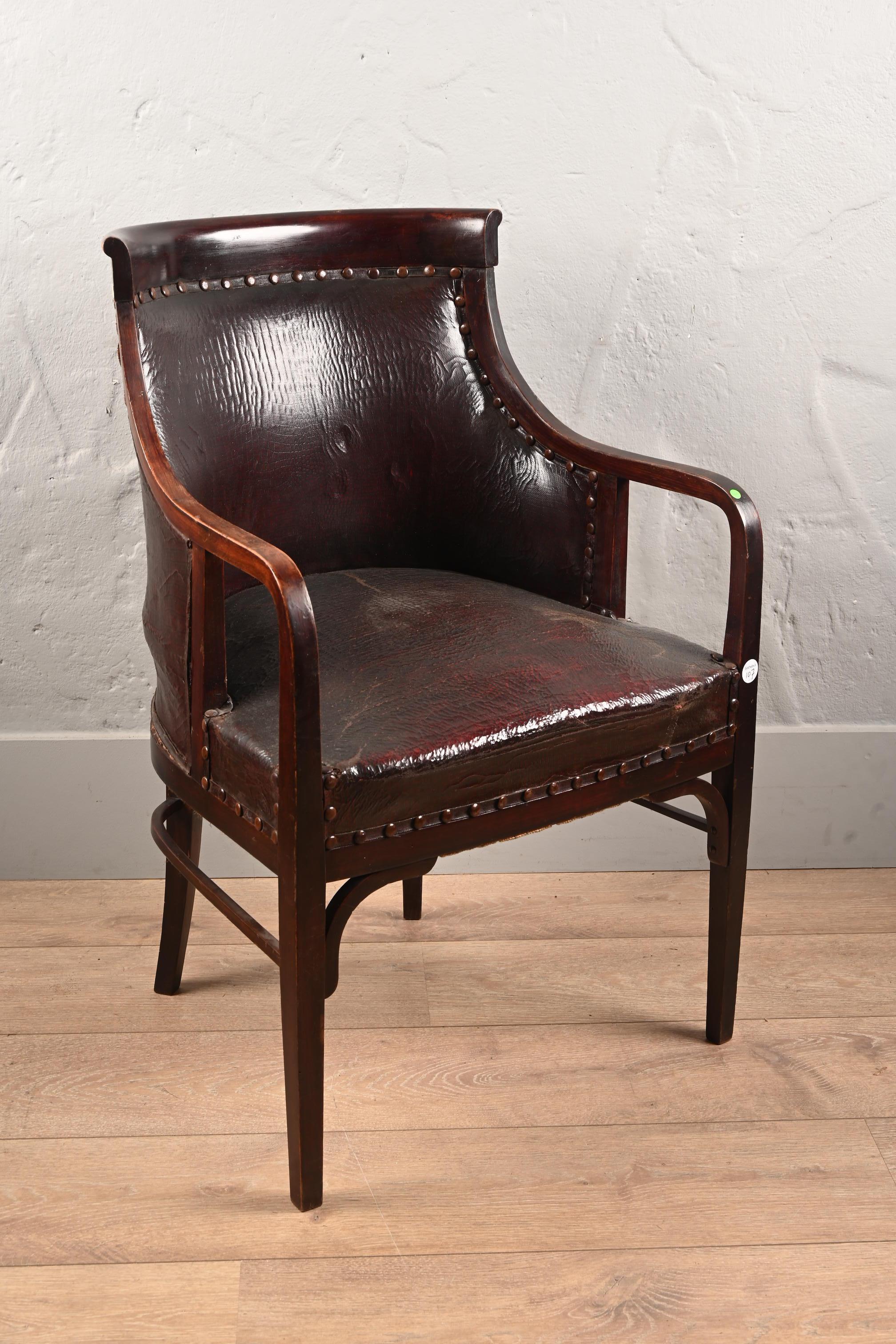 al estilo de J. & J. Kohn, sillón con amplio asiento revestido de cuero. 
Secesión vienesa hacia 1880