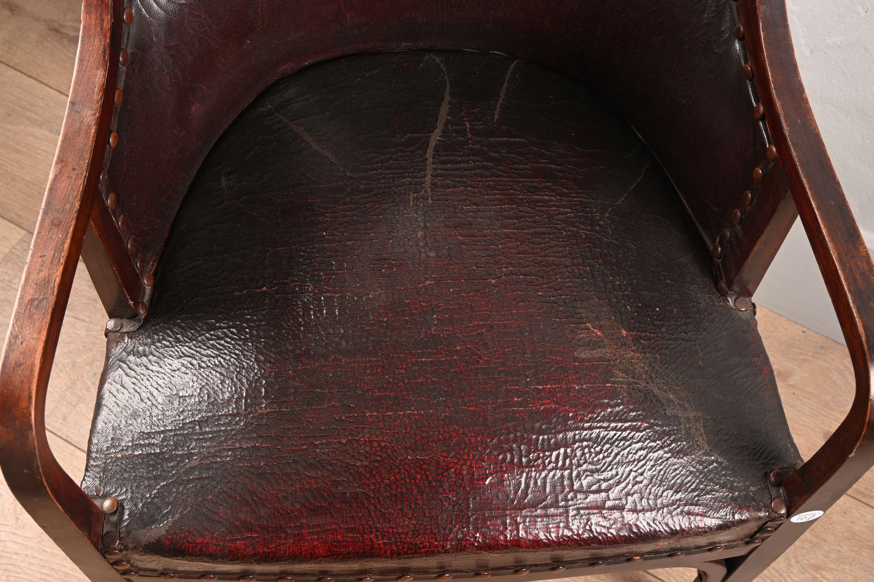 al estilo de J. & J. Kohn, sillón con amplio asiento revestido de cuero. Secesión de Viena en venta