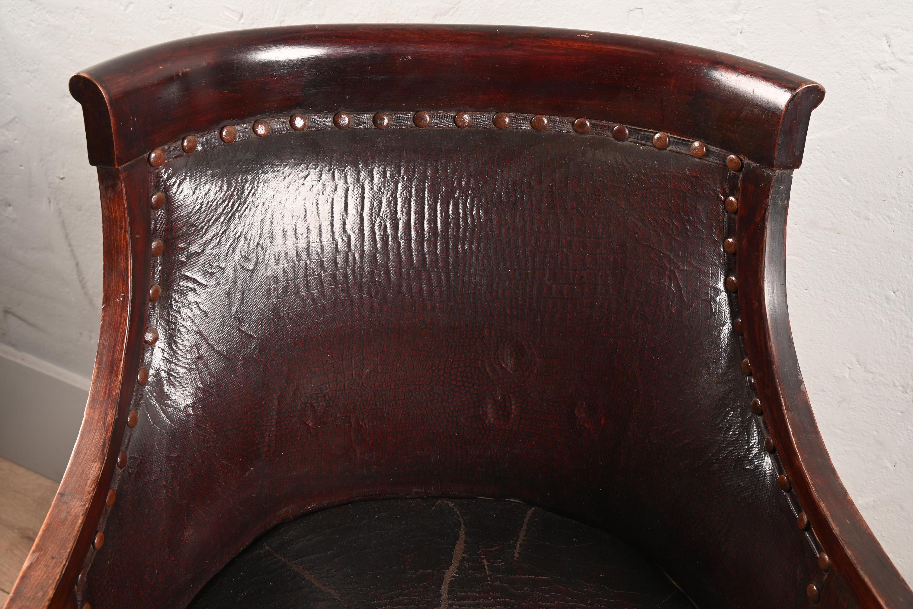 al estilo de J. & J. Kohn, sillón con amplio asiento revestido de cuero. Austríaco en venta