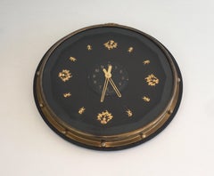 Al estilo de Jacques Adnet, Reloj de pared negro y dorado, francés, hacia 1950