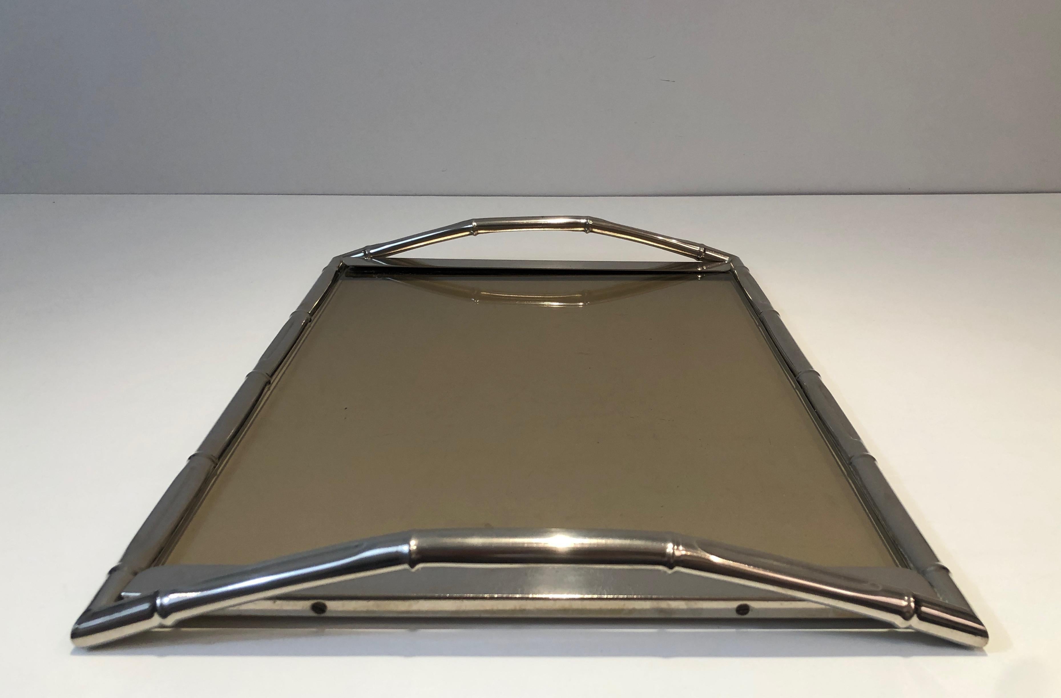 Verchromtes Tablett aus Faux-Bamboo-Kunstbambus im Stil von Jacques Adnet mit Rauchglas im französischen Stil (Französisch) im Angebot