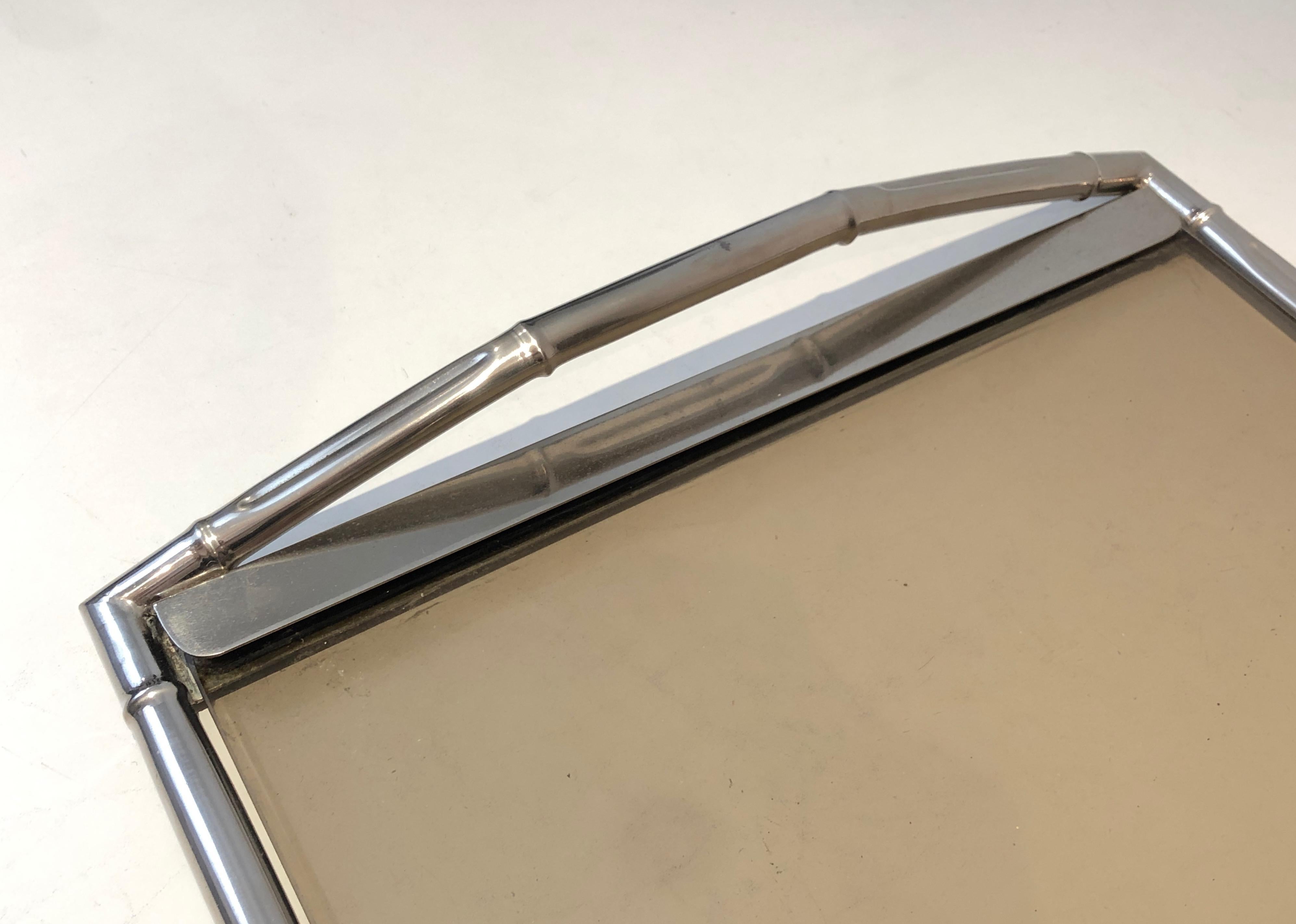 Verchromtes Tablett aus Faux-Bamboo-Kunstbambus im Stil von Jacques Adnet mit Rauchglas im französischen Stil im Zustand „Gut“ im Angebot in Marcq-en-Barœul, Hauts-de-France