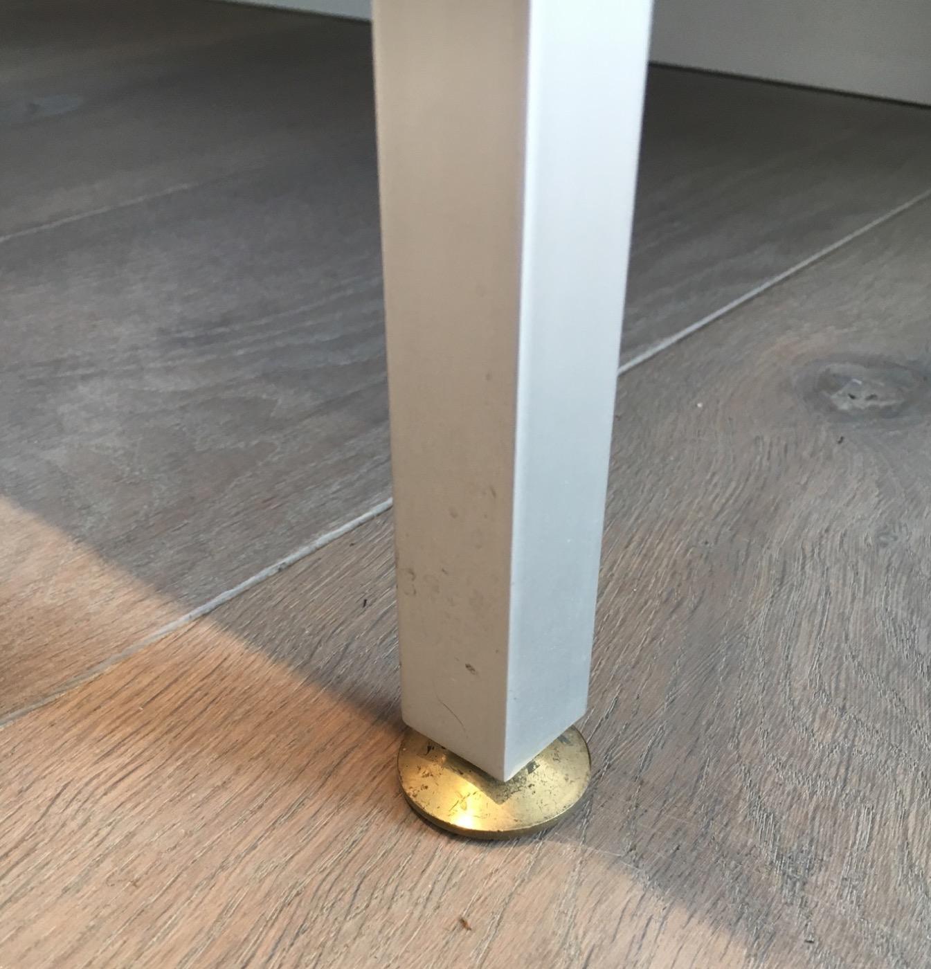 Elegante cómoda lacada en cáscara de huevo con patas de acero cepillado al estilo de Knoll en venta 9