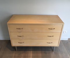 Élégante commode laquée en forme de coquille d'œuf avec pieds en acier brossé dans le style de Knoll