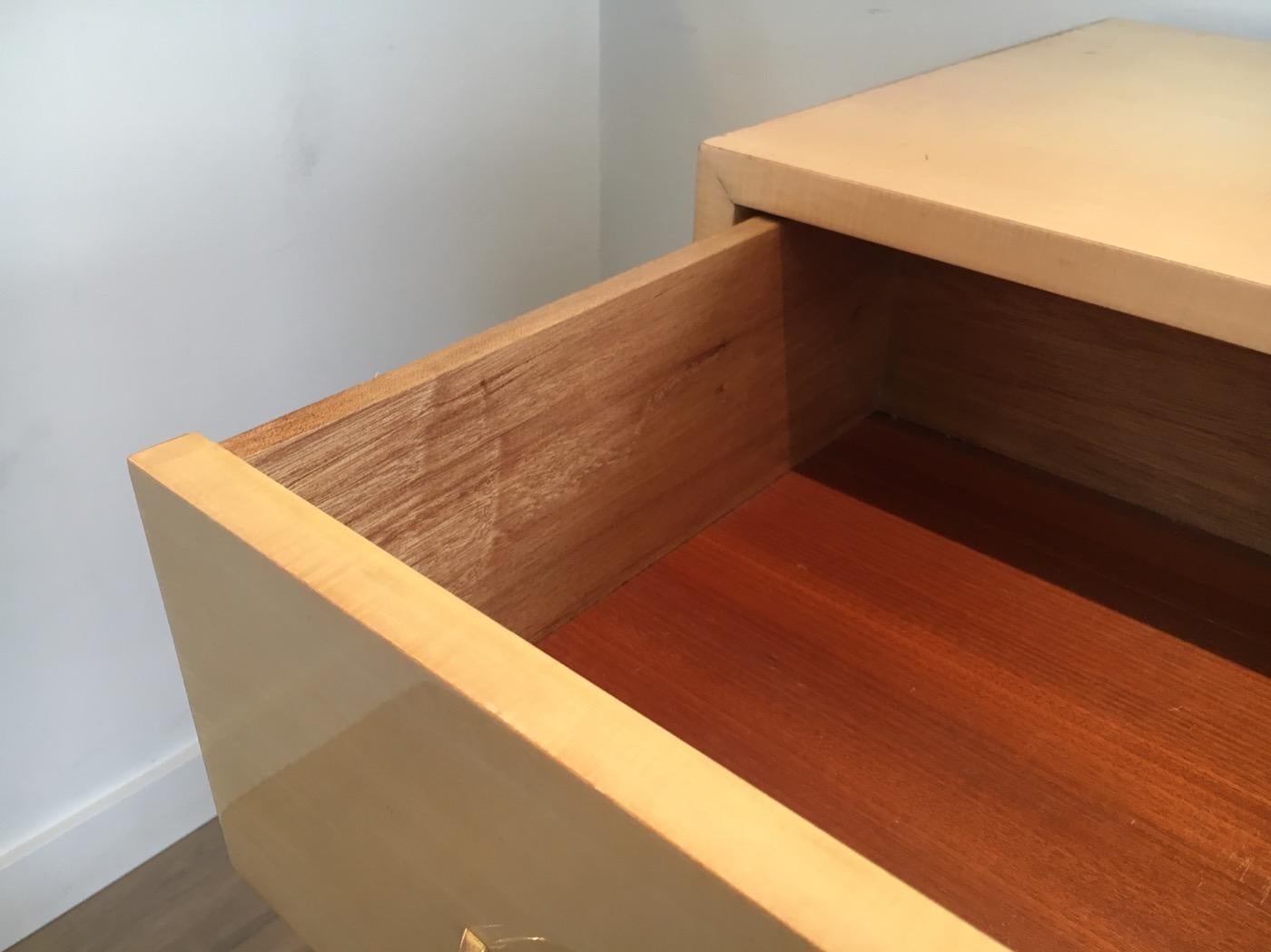 Elegante cómoda lacada en cáscara de huevo con patas de acero cepillado al estilo de Knoll en Bueno estado para la venta en Marcq-en-Barœul, Hauts-de-France
