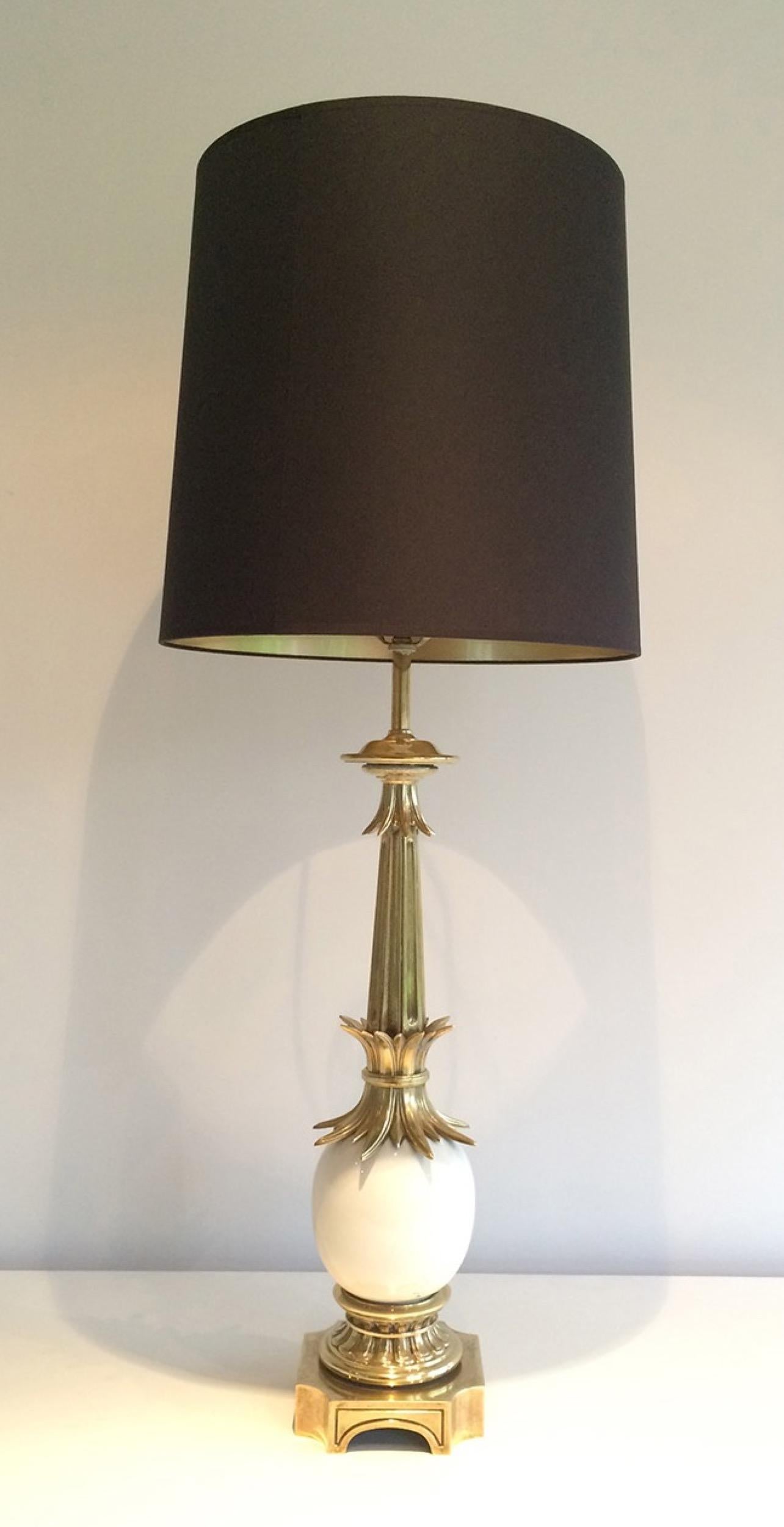 This very nice ostrich egg table lamp is made of stylised bronze pieces and a ceramic faux-ostrich egg. This is a very nice and a very good quality work, in the style of famous French designer and maker Maison Charles, circa 1960.
