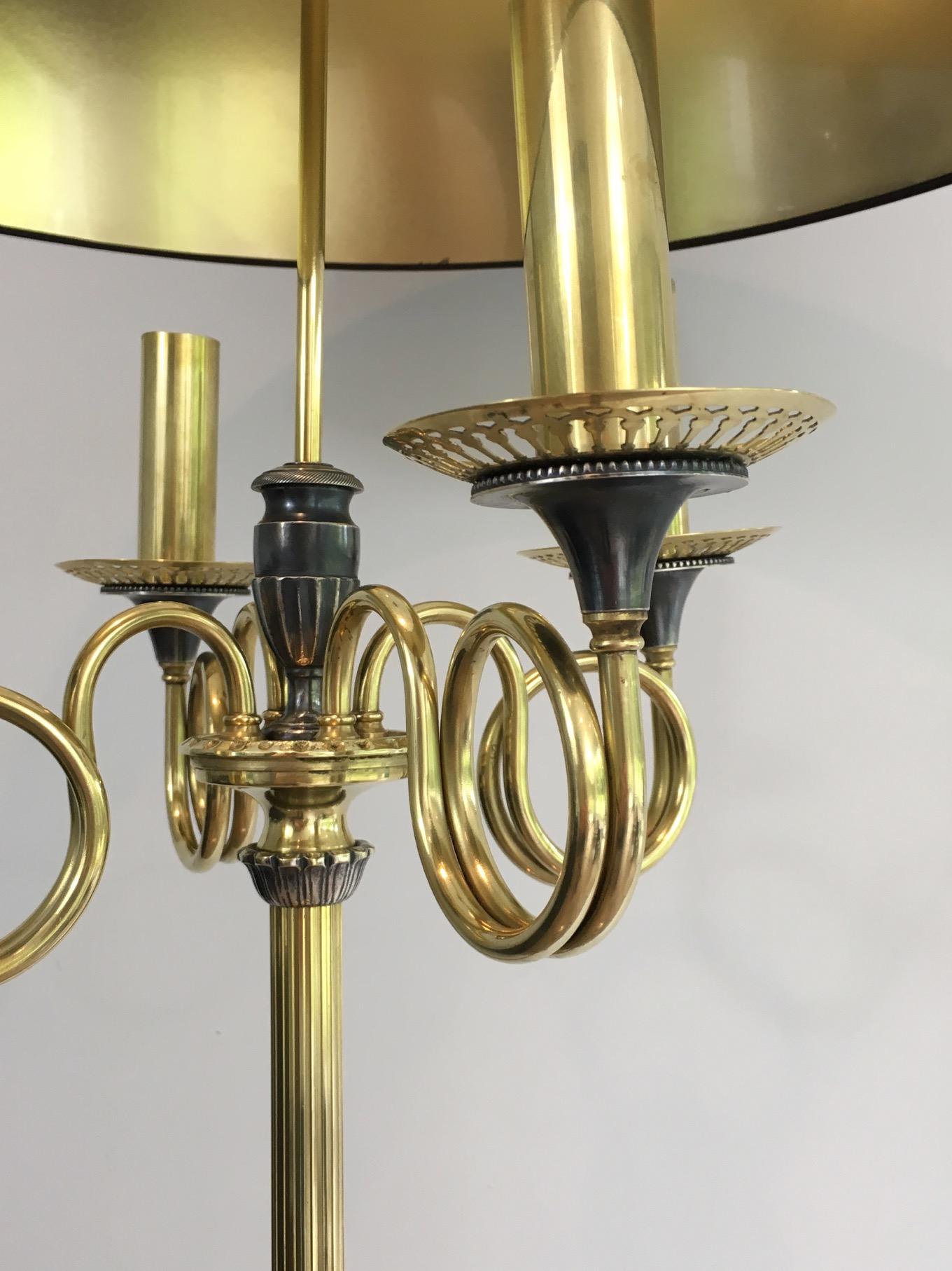 Neoklassizistische versilberte und messingfarbene Stehlampe im Stil von Maison Charles im Angebot 3