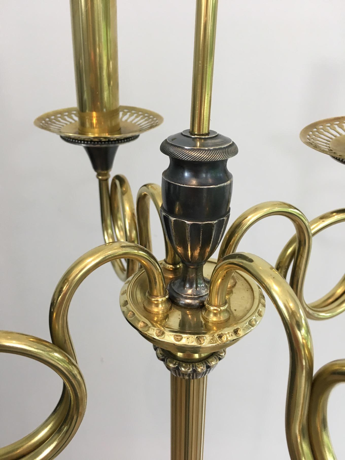 Neoklassizistische versilberte und messingfarbene Stehlampe im Stil von Maison Charles im Angebot 4