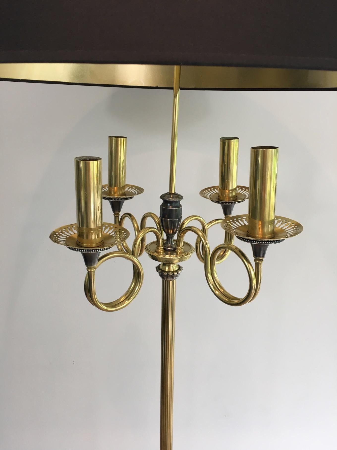 Francese Lampada da terra neoclassica in ottone e placcatura d'argento nello stile di Maison Charles in vendita