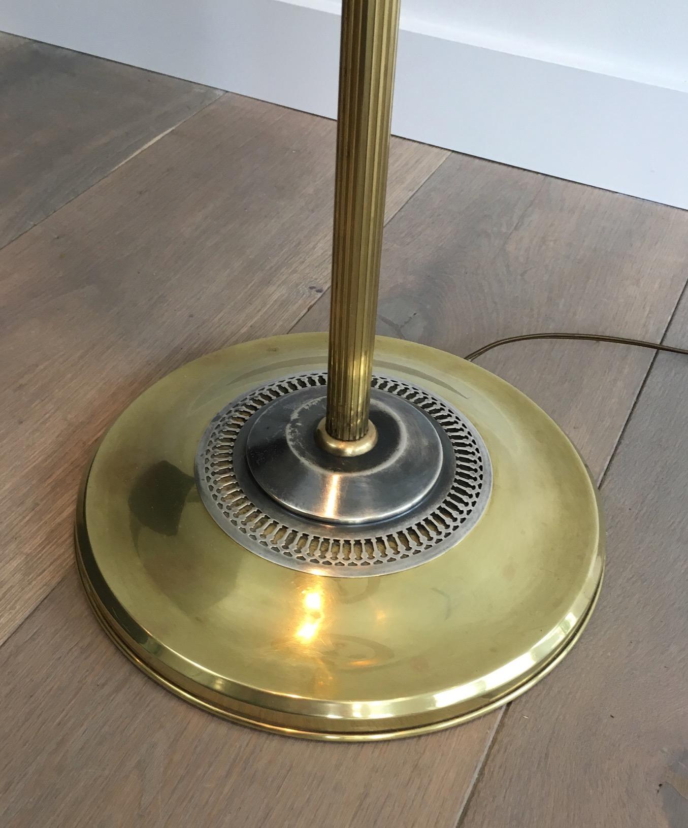 Metà XX secolo Lampada da terra neoclassica in ottone e placcatura d'argento nello stile di Maison Charles in vendita