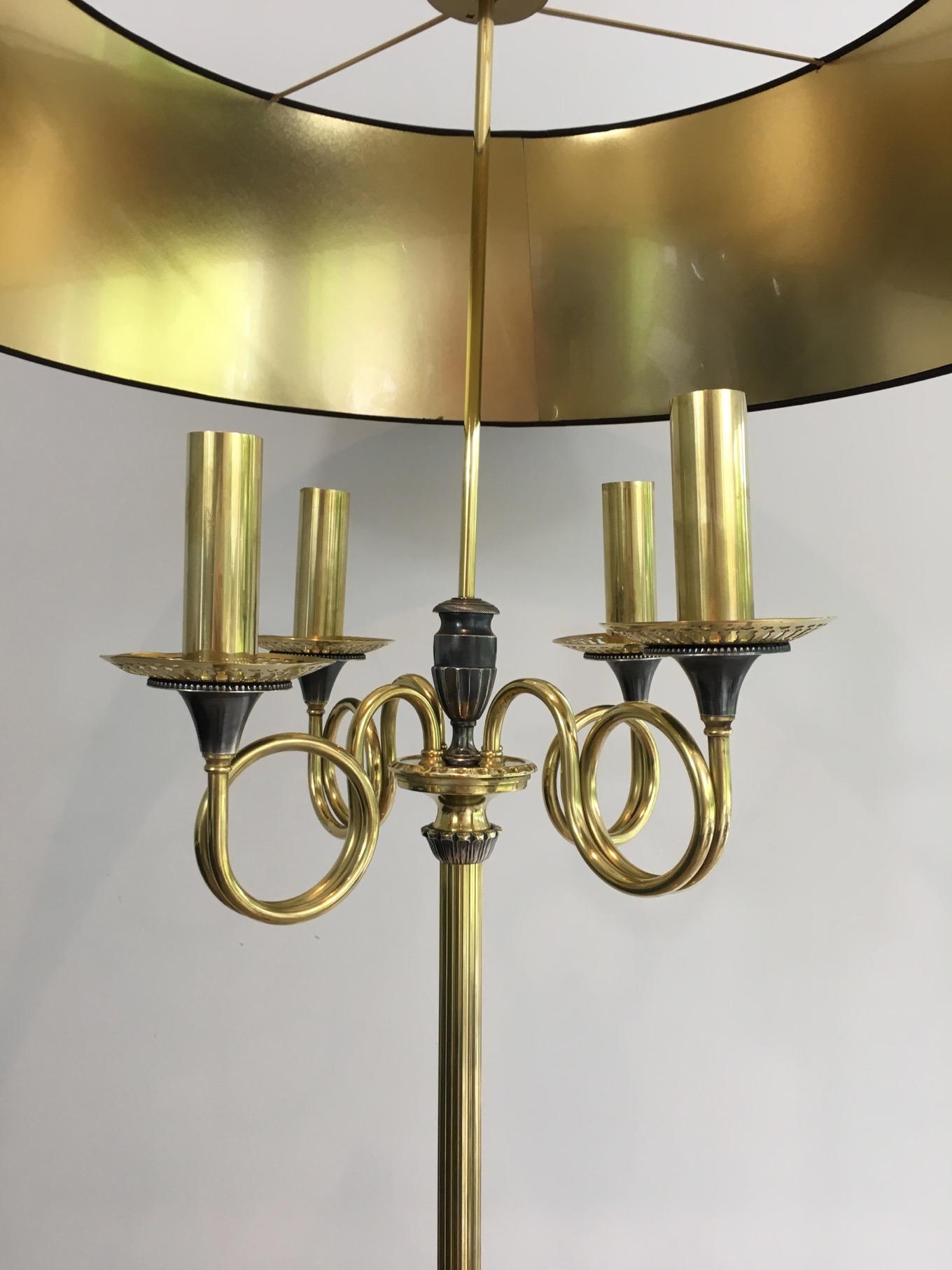 Ottone Lampada da terra neoclassica in ottone e placcatura d'argento nello stile di Maison Charles in vendita