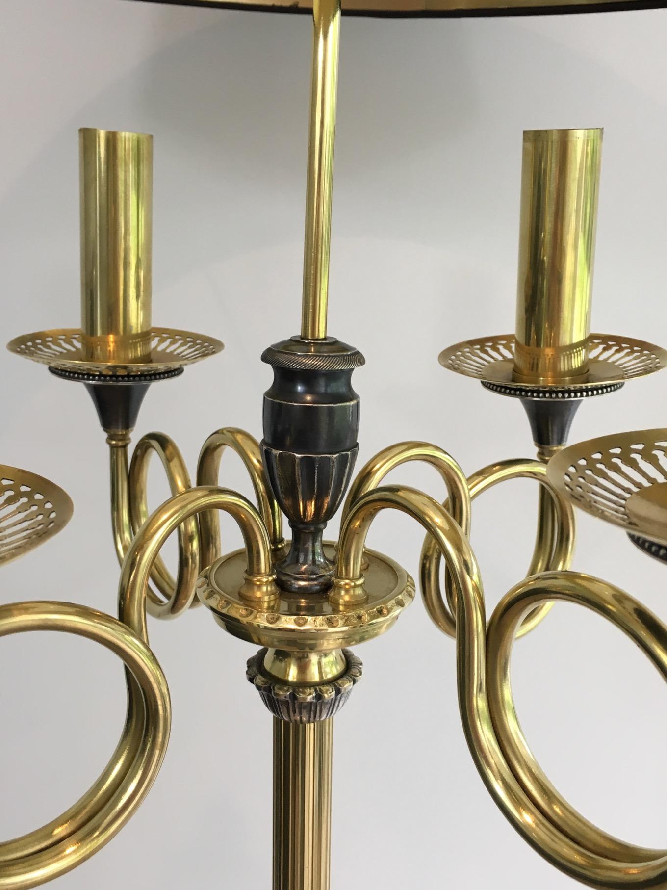 Neoklassizistische versilberte und messingfarbene Stehlampe im Stil von Maison Charles im Angebot 1