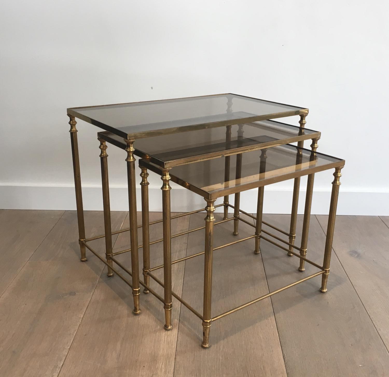 In the style of Maison Jansen. Pair of Neoclassical Nesting Tables Sets in Brass In Good Condition In Marcq-en-Barœul, Hauts-de-France