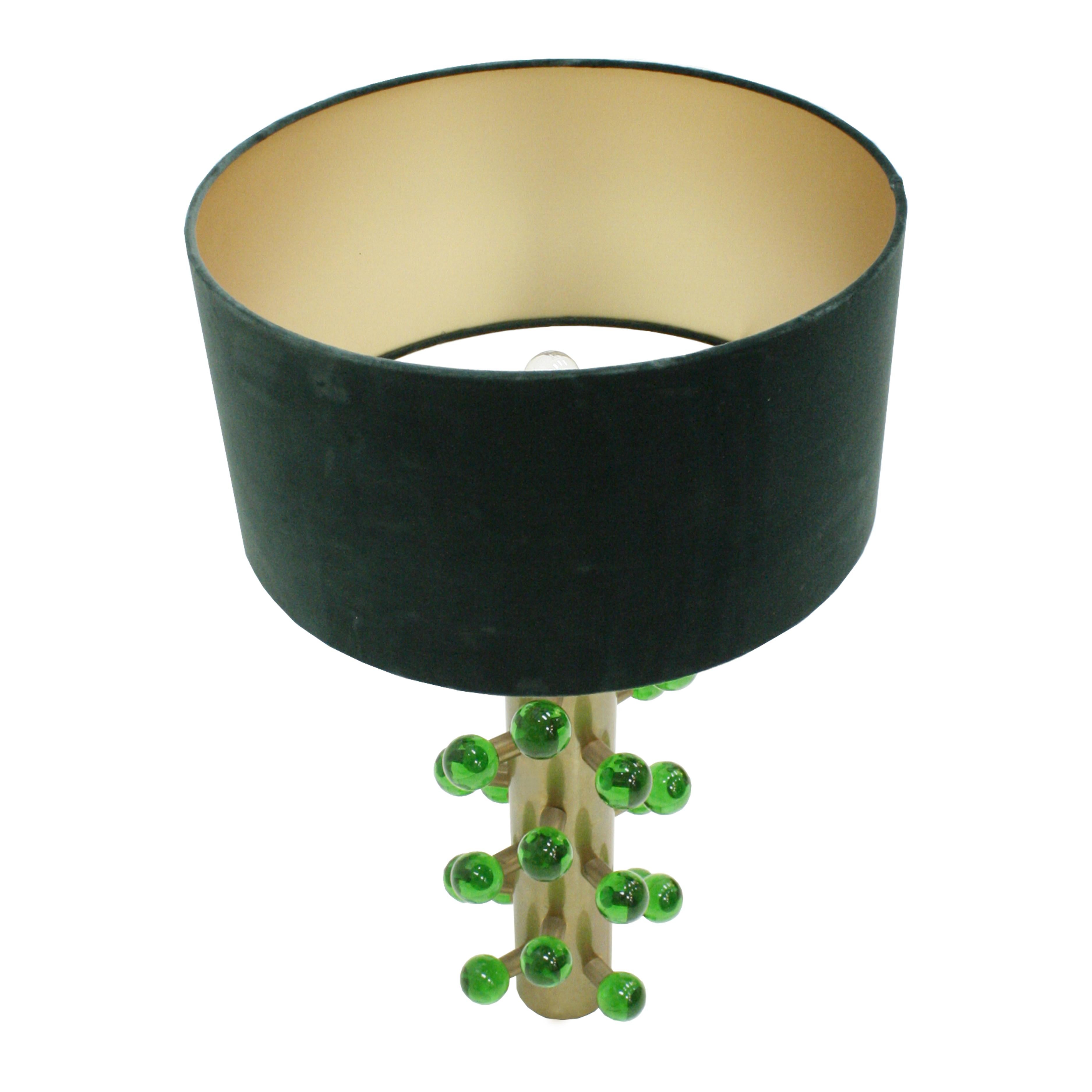 Al Estilo de las Lámparas de Mesa Italianas de Mediano Siglo Vidrio de Murano Verde y Base de Latón Italiano en venta