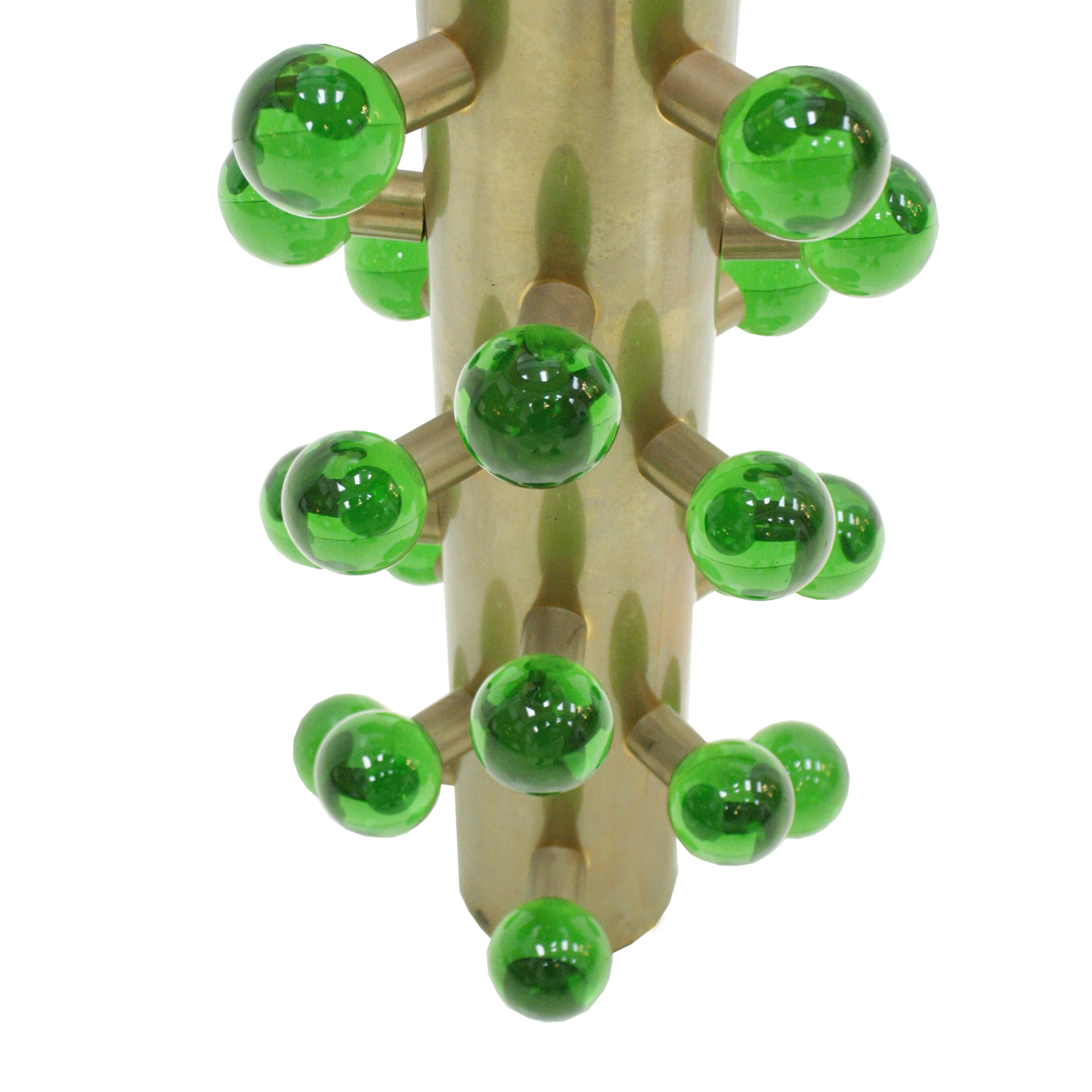 Al Estilo de las Lámparas de Mesa Italianas de Mediano Siglo Vidrio de Murano Verde y Base de Latón Pulido en venta