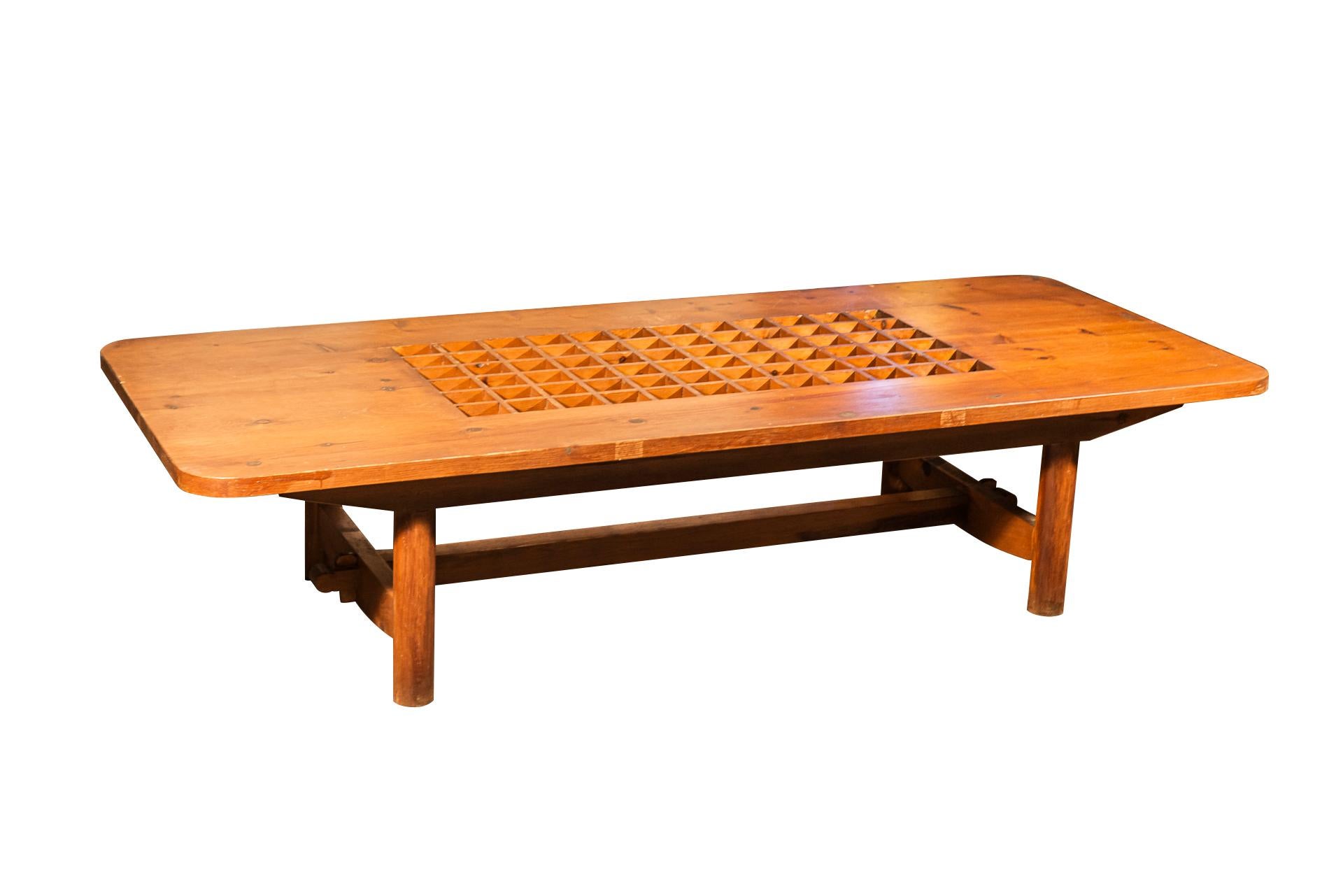 Dans le style de Pierre Chapo, importante table basse, 
Bois décoré d'un treillis en son centre,
Plateau rectangulaire, base en H et entretoise,
France, vers 1970.

Mesures : Largeur 200,5 cm, profondeur 84 cm, hauteur 48 cm.