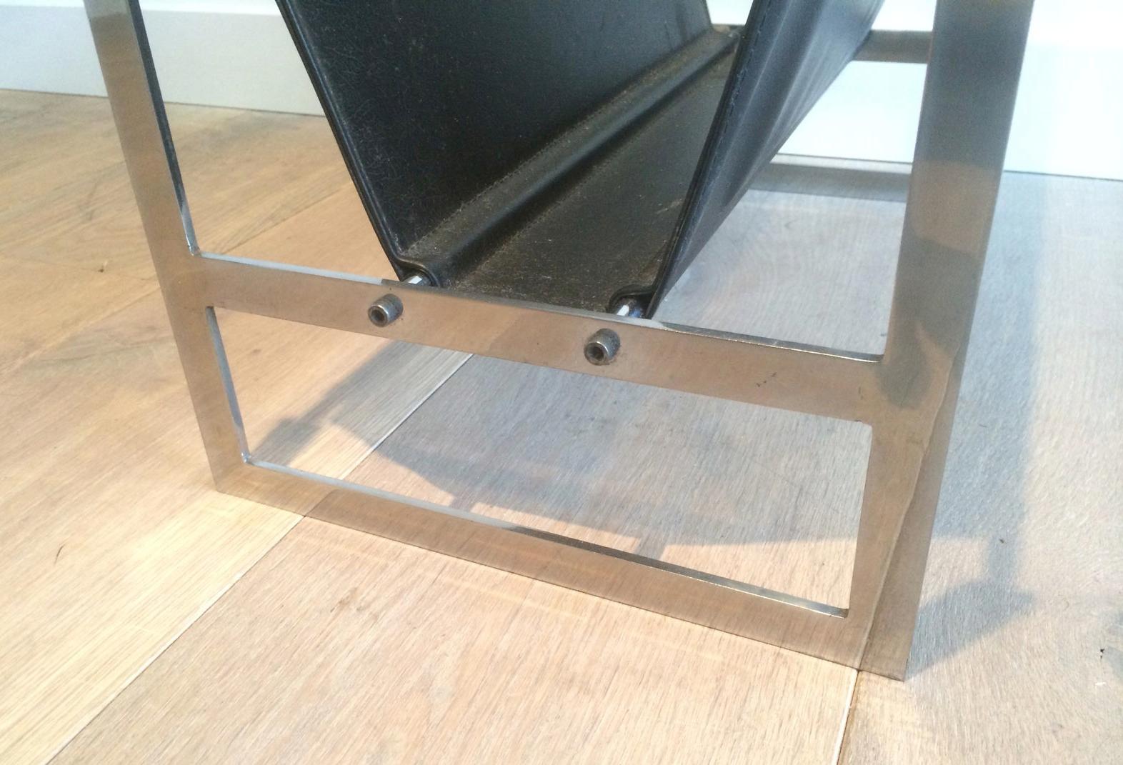 In the Style of Poul Kjaerholm, Brushed Steel and Black Leather Magazine Rack In Good Condition For Sale In Marcq-en-Barœul, Hauts-de-France