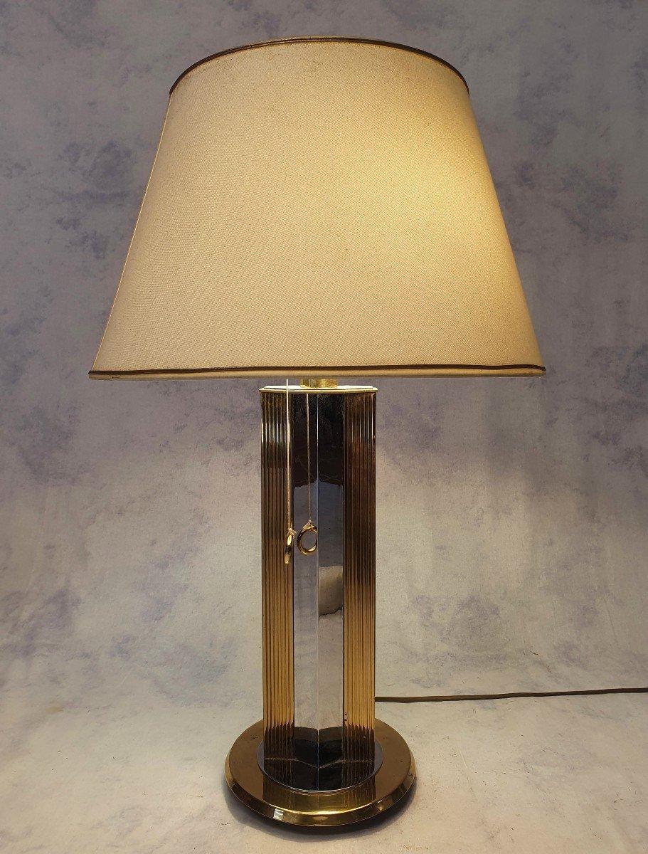 Desk lamp, to pose in the style of the Italian designer Romeo Rega from the 1970s. Nice lamp in silver and gold metal typical of Rega's work. The foot is geometrically shaped and rests on a double silver and gold plate. It is made up of 2