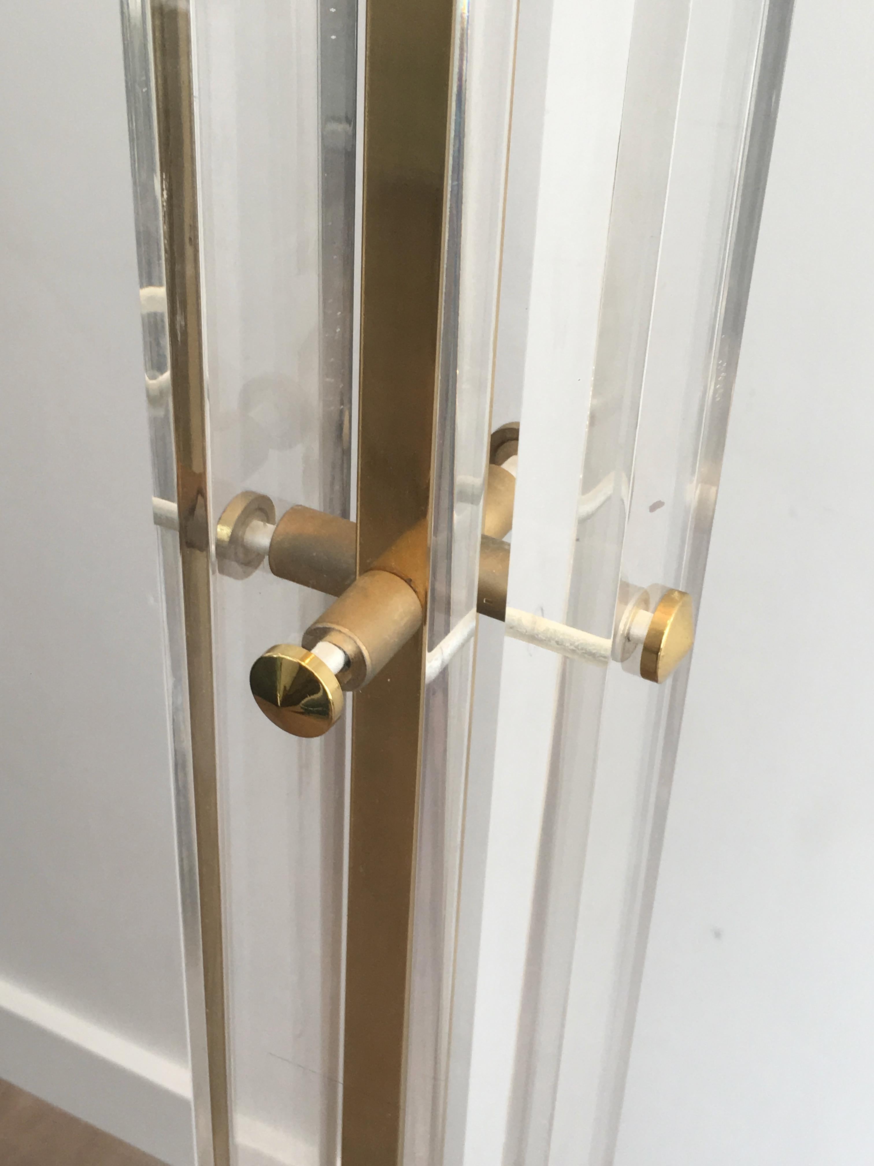Al Estilo de Romeo Rega, Rara Lámpara de Pie de Plexiglás y Latón Dorado en venta 10