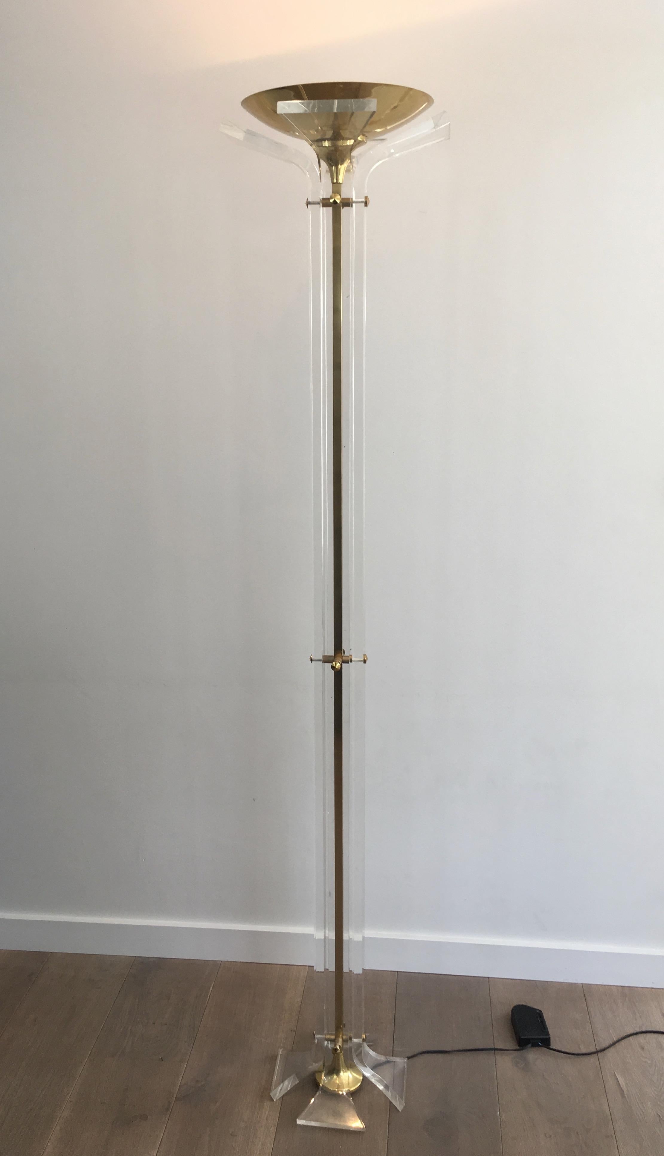 Al Estilo de Romeo Rega, Rara Lámpara de Pie de Plexiglás y Latón Dorado Moderno de mediados de siglo en venta