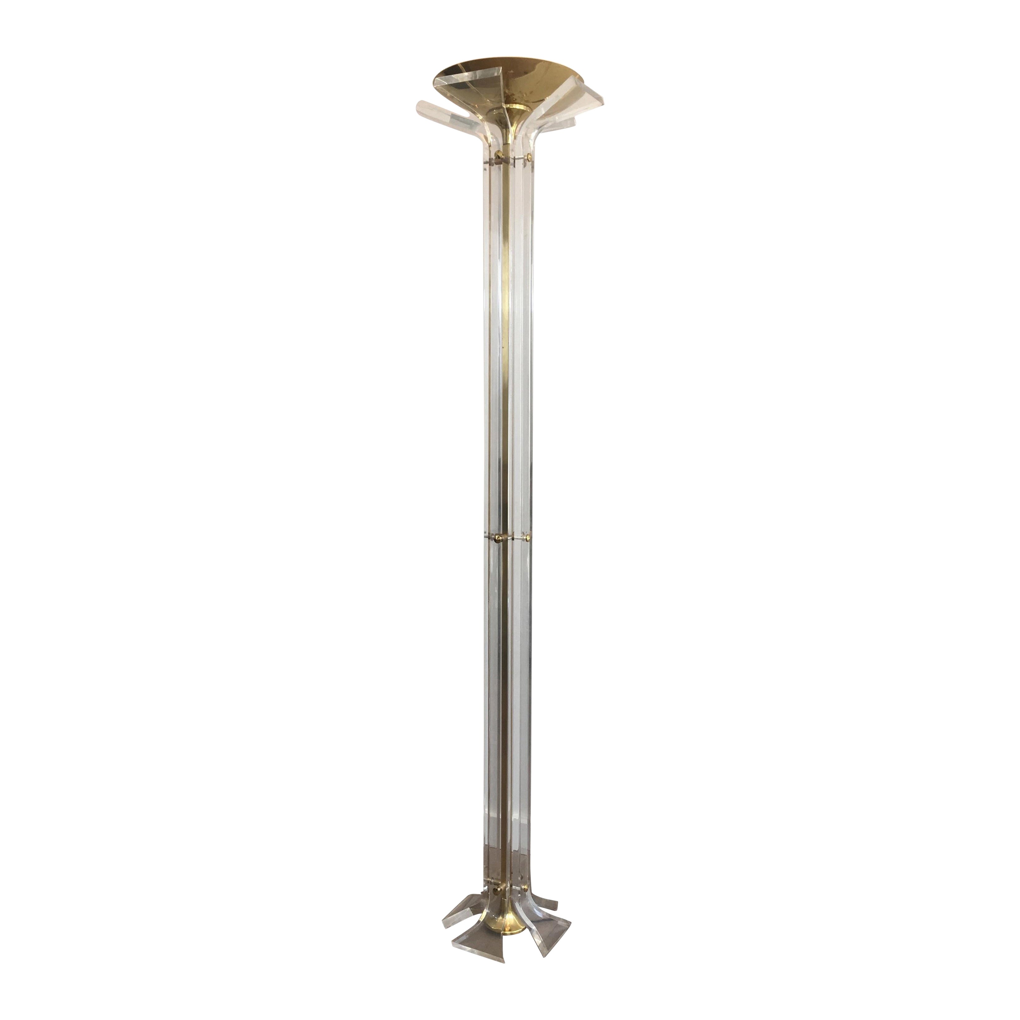 Nello stile di Romeo Rega, rara lampada da terra in plexiglass e ottone dorato in vendita