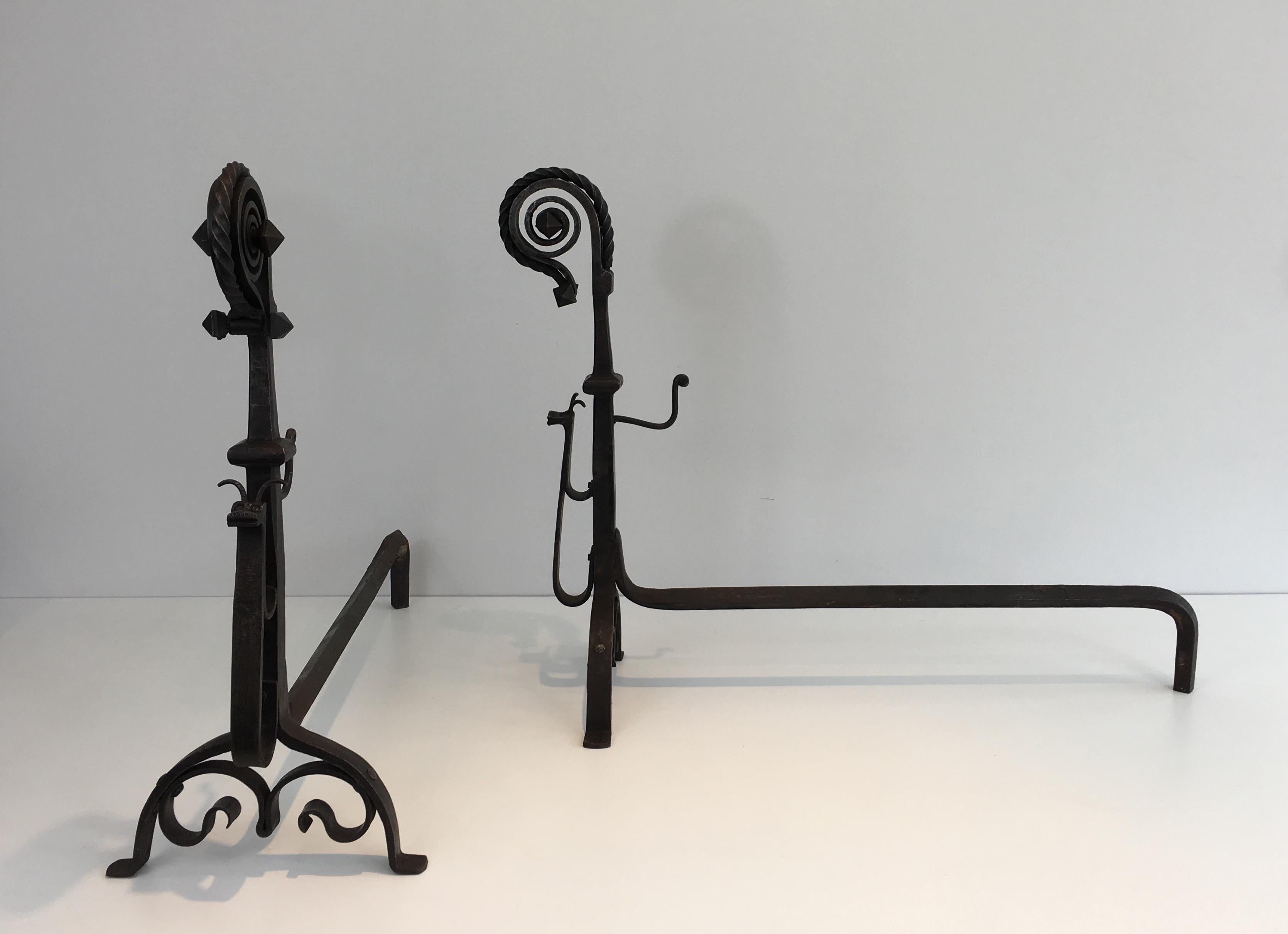 Pair of Hammered and Wrought Iron Snails Andirons in the Style of Schenck In Good Condition For Sale In Marcq-en-Barœul, Hauts-de-France