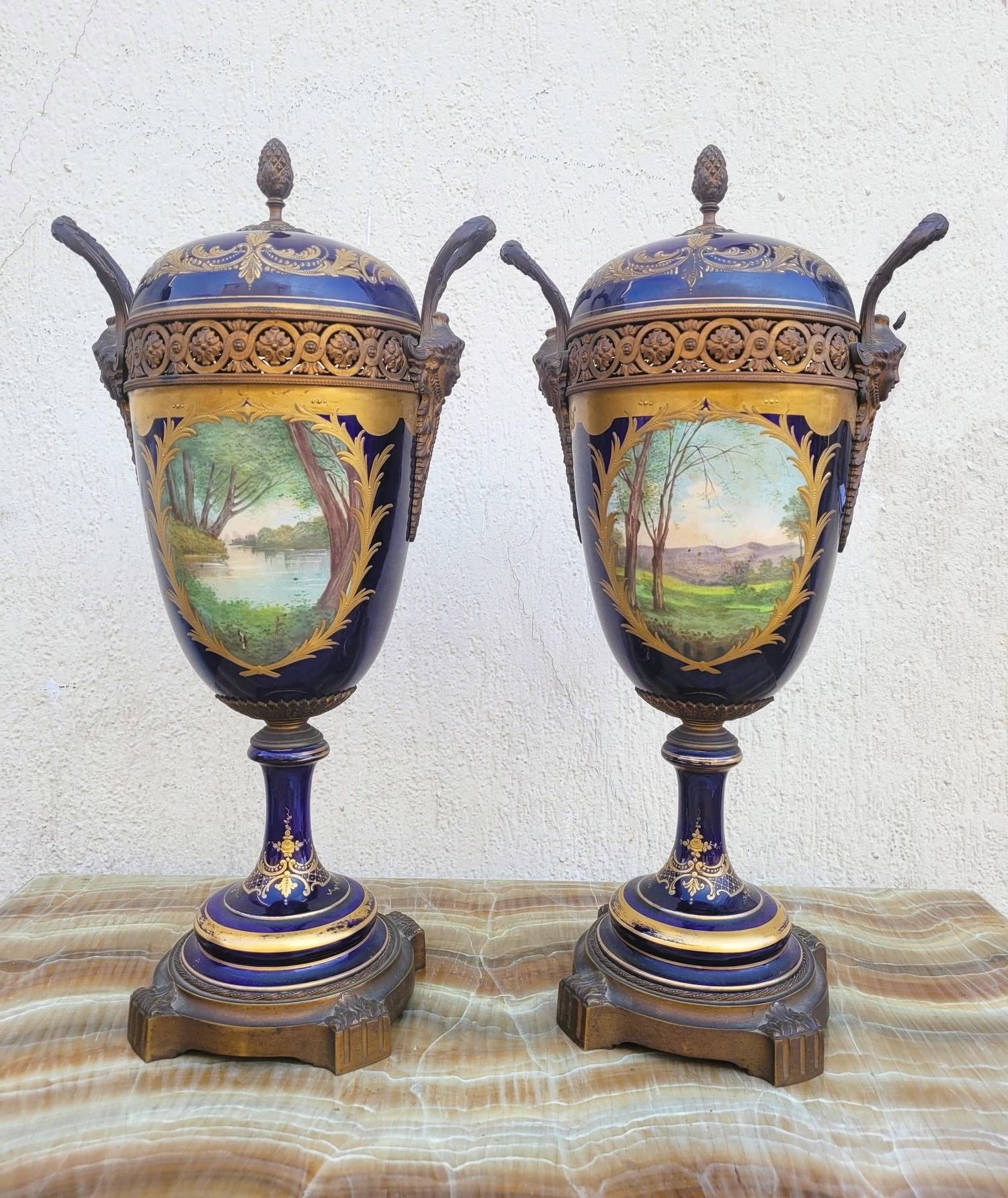 Al Estilo De Sèvres, Pareja De Jarrones De Porcelana Cubiertos, Siglo XIX en venta 3