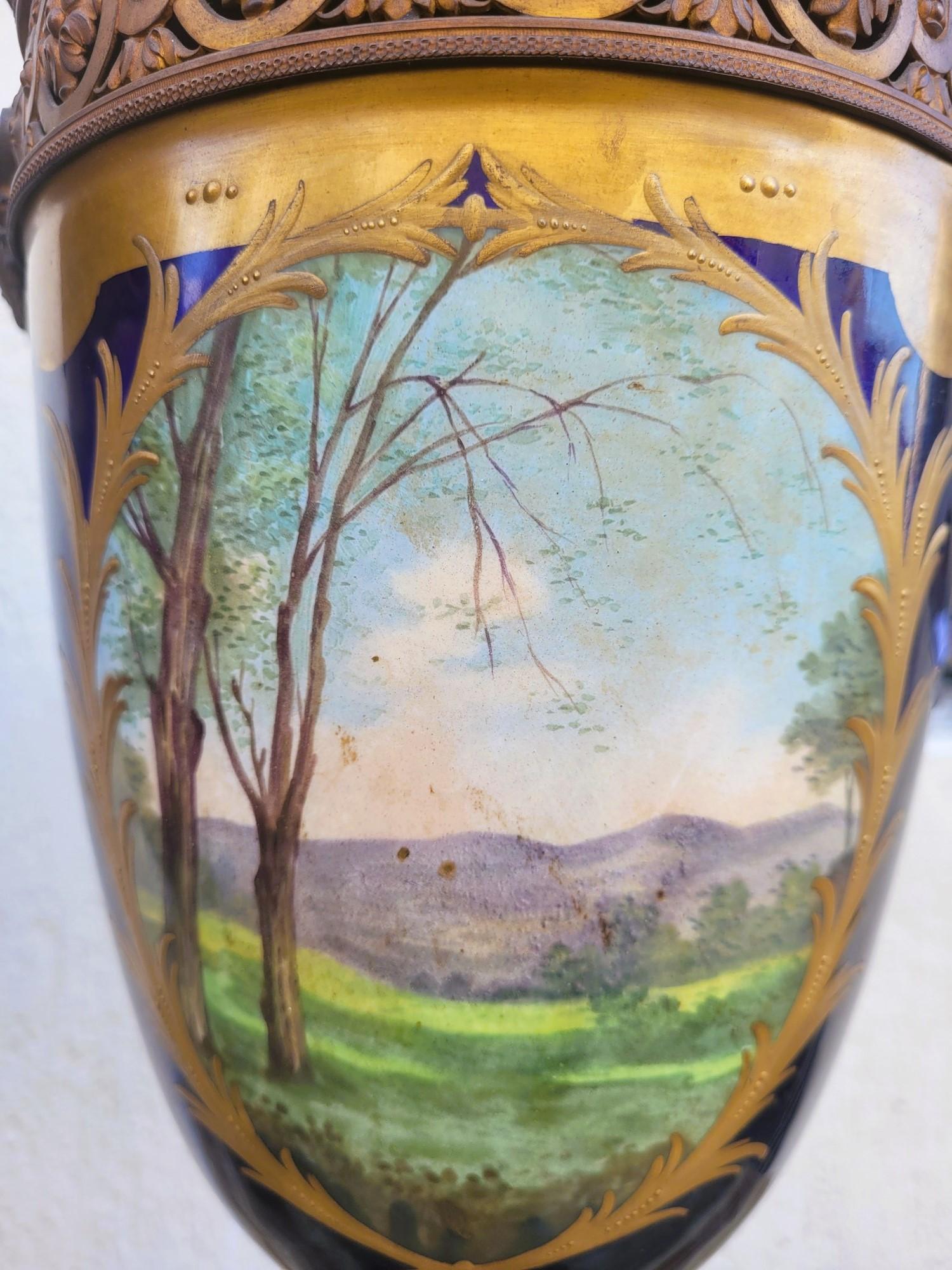 Al Estilo De Sèvres, Pareja De Jarrones De Porcelana Cubiertos, Siglo XIX en venta 4