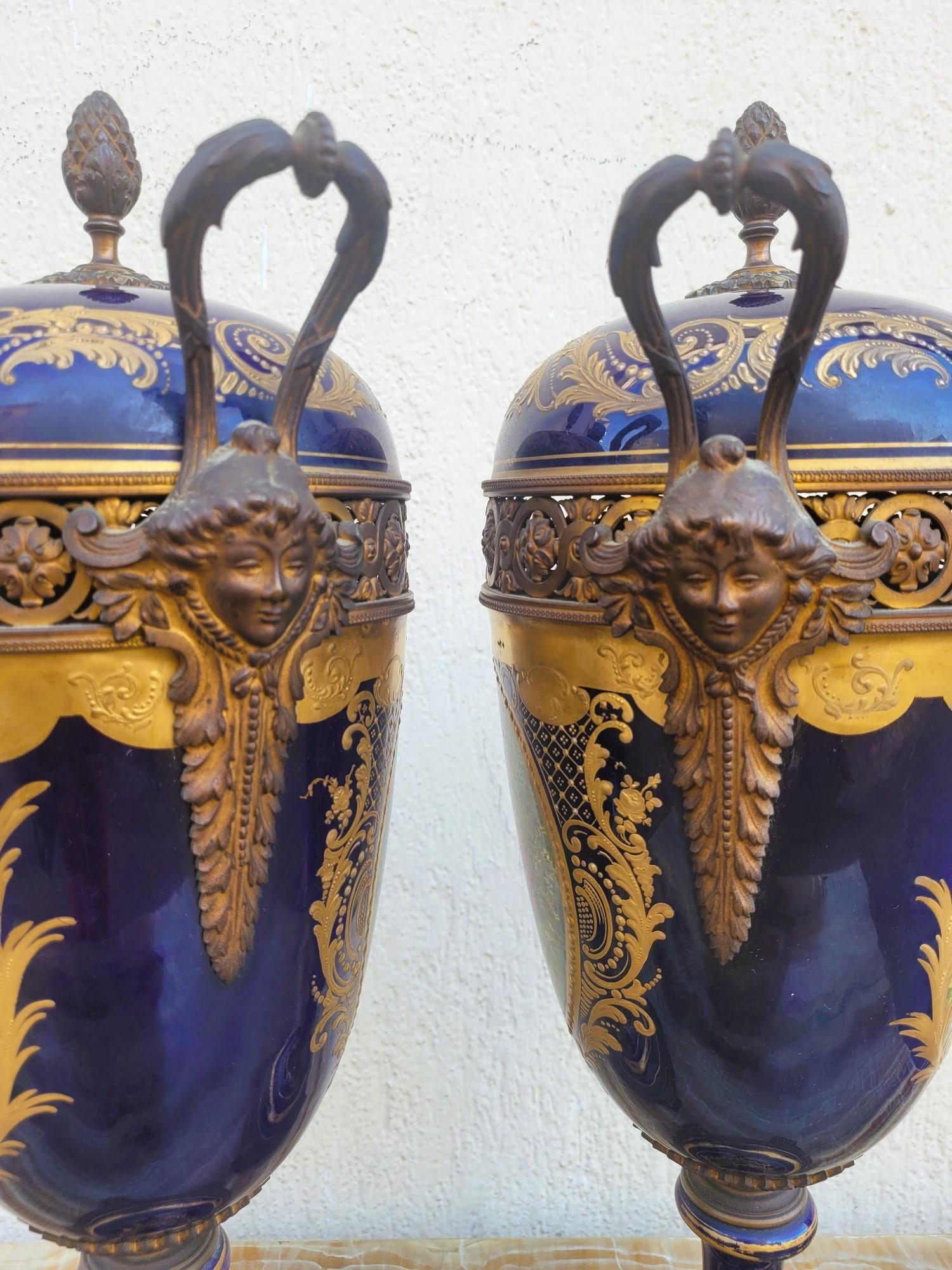 Al Estilo De Sèvres, Pareja De Jarrones De Porcelana Cubiertos, Siglo XIX en venta 7