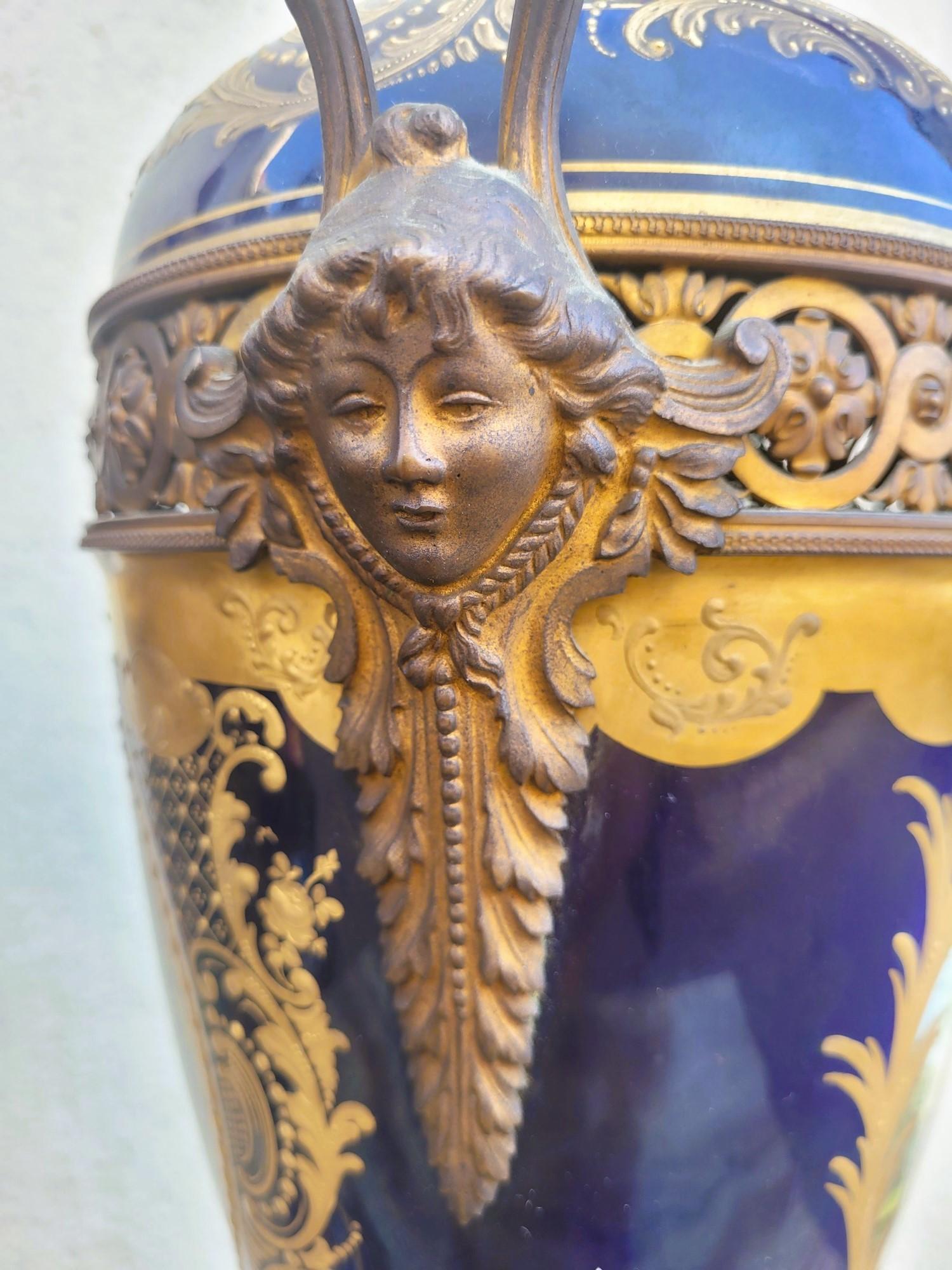 Al Estilo De Sèvres, Pareja De Jarrones De Porcelana Cubiertos, Siglo XIX en venta 8