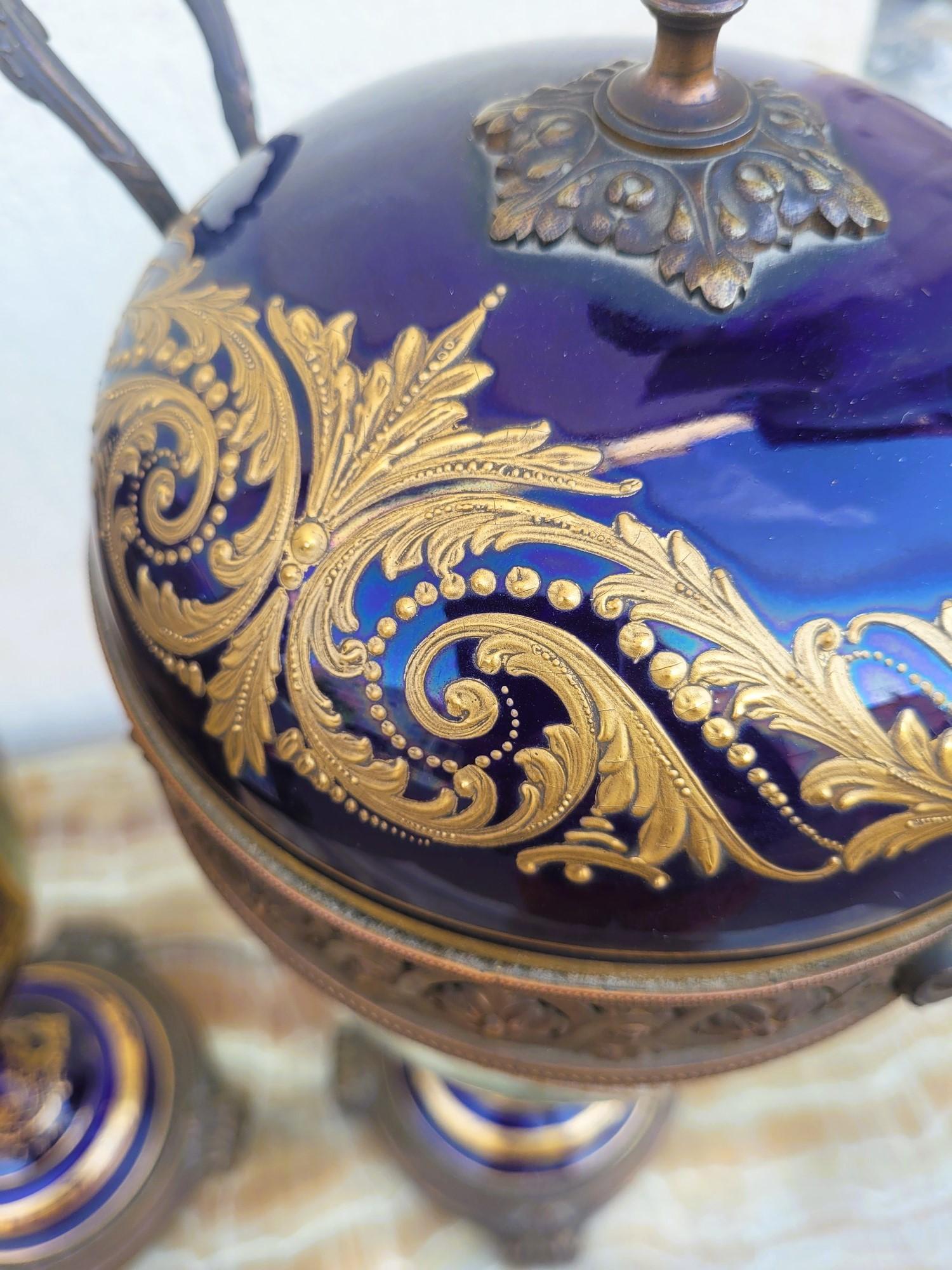 Al Estilo De Sèvres, Pareja De Jarrones De Porcelana Cubiertos, Siglo XIX en venta 9