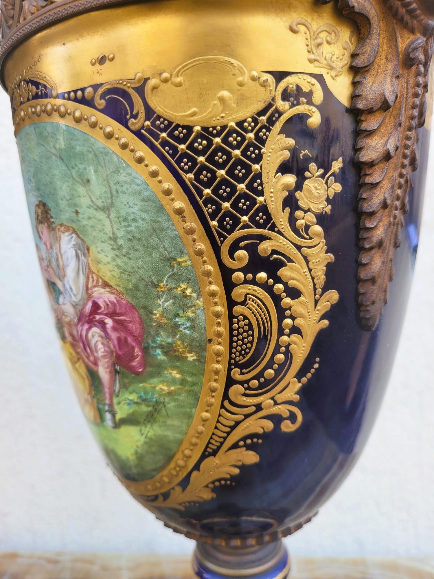 Al Estilo De Sèvres, Pareja De Jarrones De Porcelana Cubiertos, Siglo XIX en venta 10