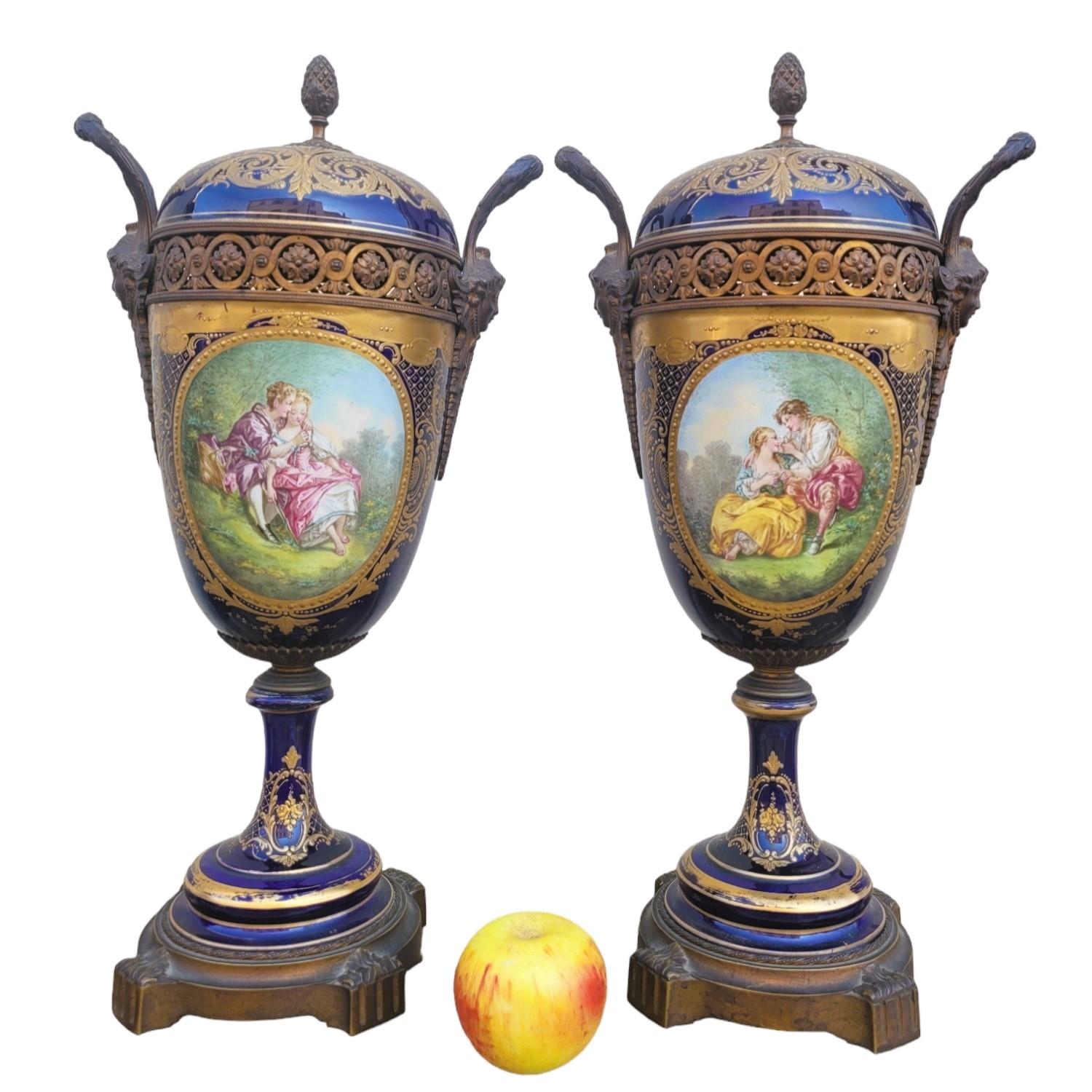 Al Estilo De Sèvres, Pareja De Jarrones De Porcelana Cubiertos, Siglo XIX en venta 12