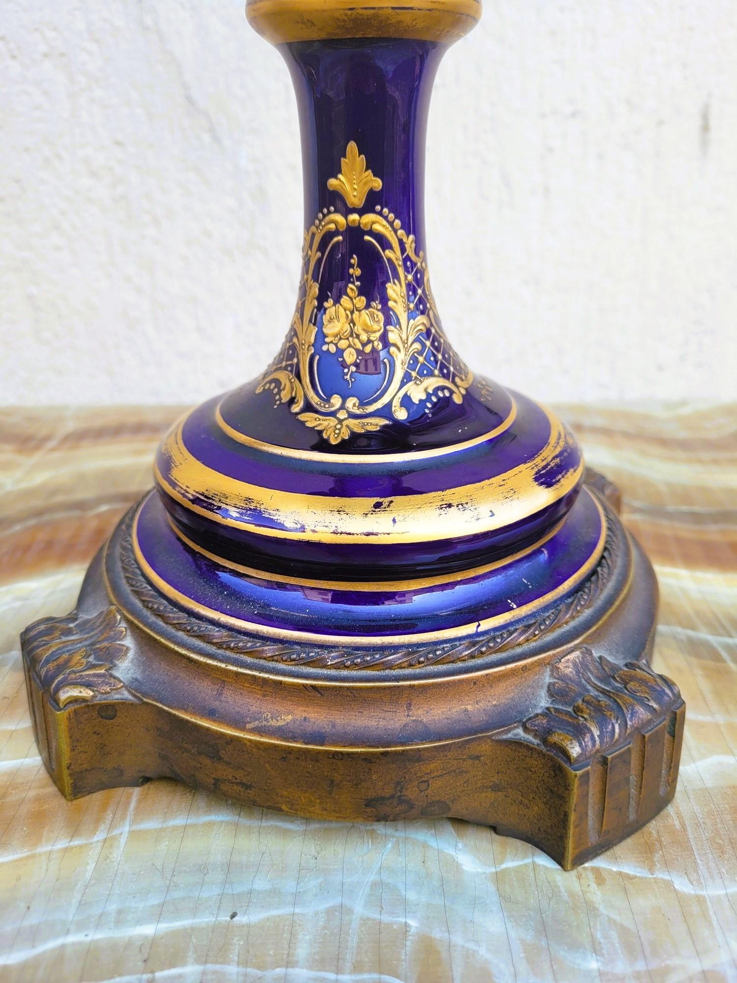 Pareja de jarrones tapados de estilo Sèvres, con montura de bronce: los jarrones están decorados con escenas galantes en el anverso, firmadas E Froger, y paisajes en el reverso; todo ello sobre fondo azul y reflejos dorados.

Estos vasos no llevan