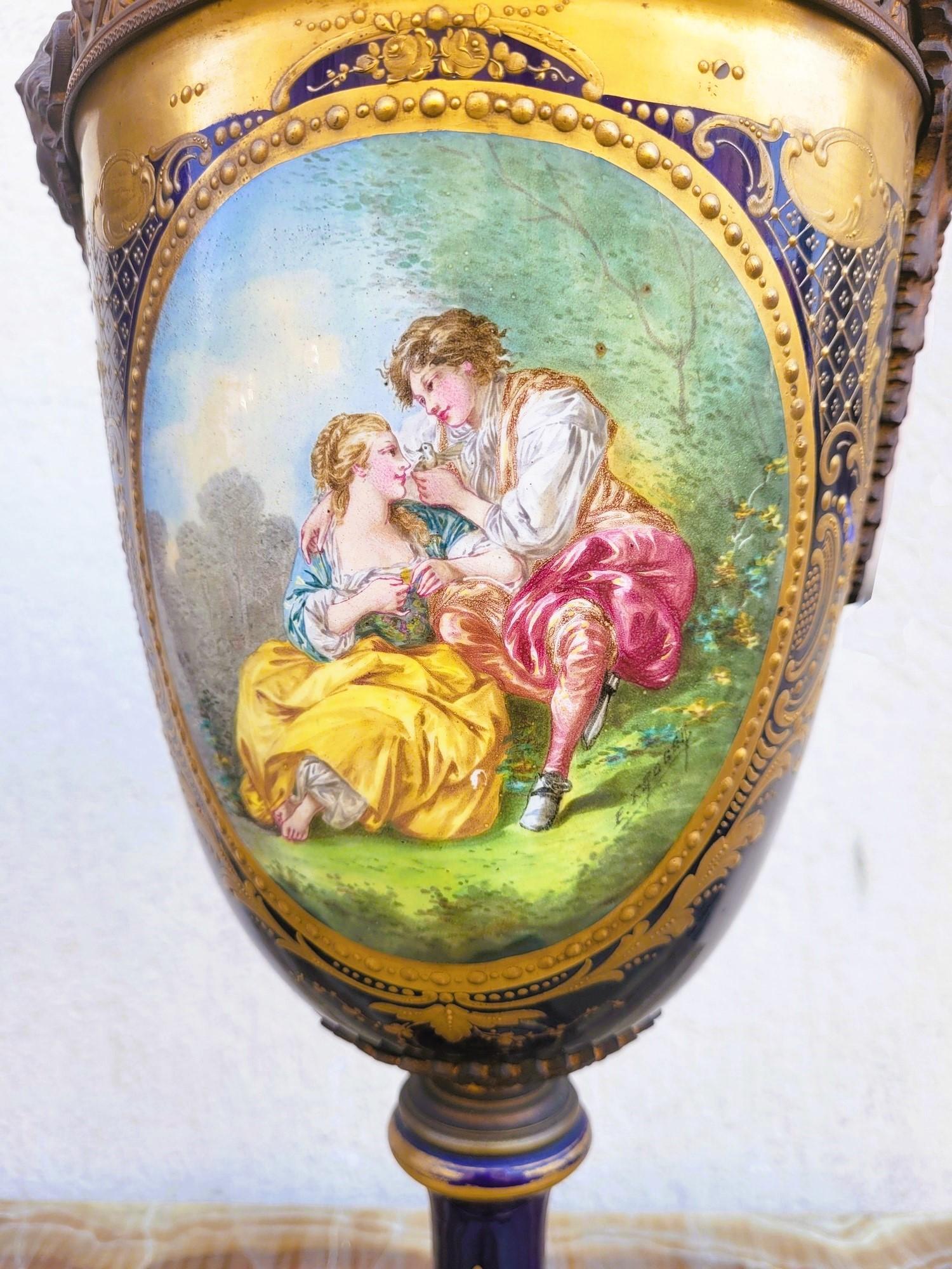 Al Estilo De Sèvres, Pareja De Jarrones De Porcelana Cubiertos, Siglo XIX Luis XVI en venta