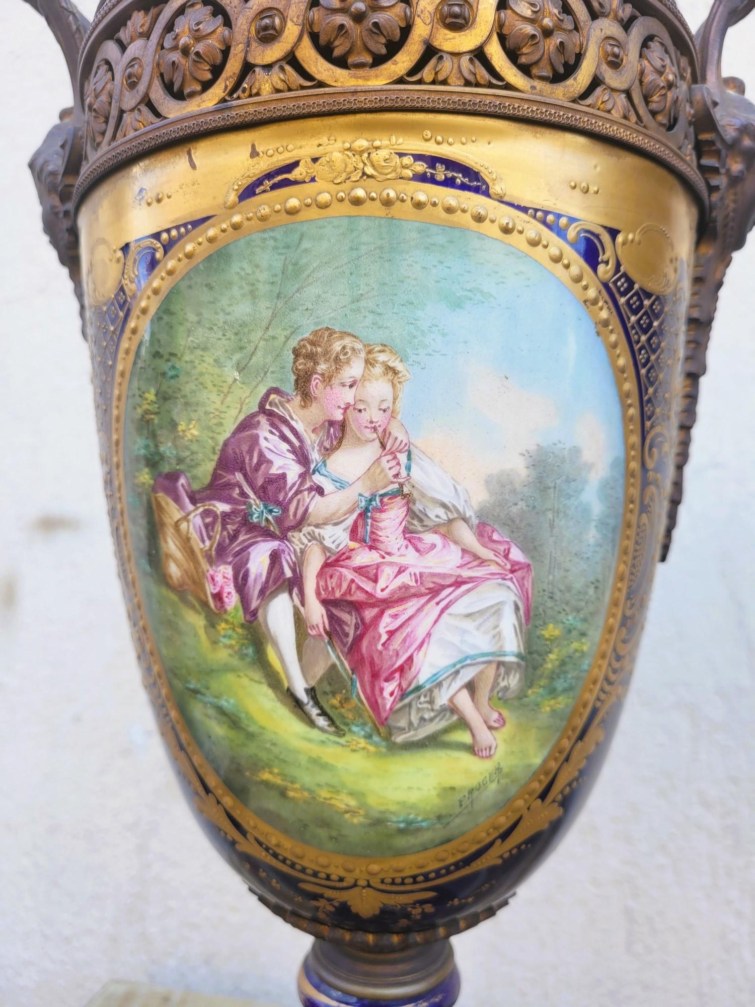 Al Estilo De Sèvres, Pareja De Jarrones De Porcelana Cubiertos, Siglo XIX Francés en venta