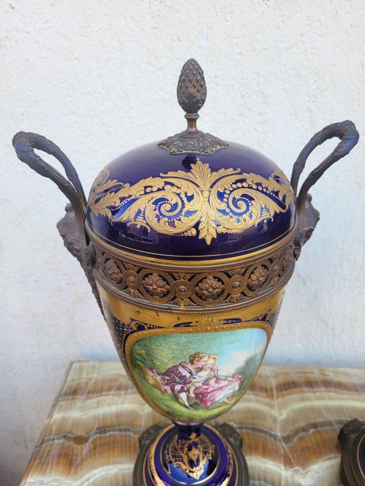 Al Estilo De Sèvres, Pareja De Jarrones De Porcelana Cubiertos, Siglo XIX siglo XIX en venta