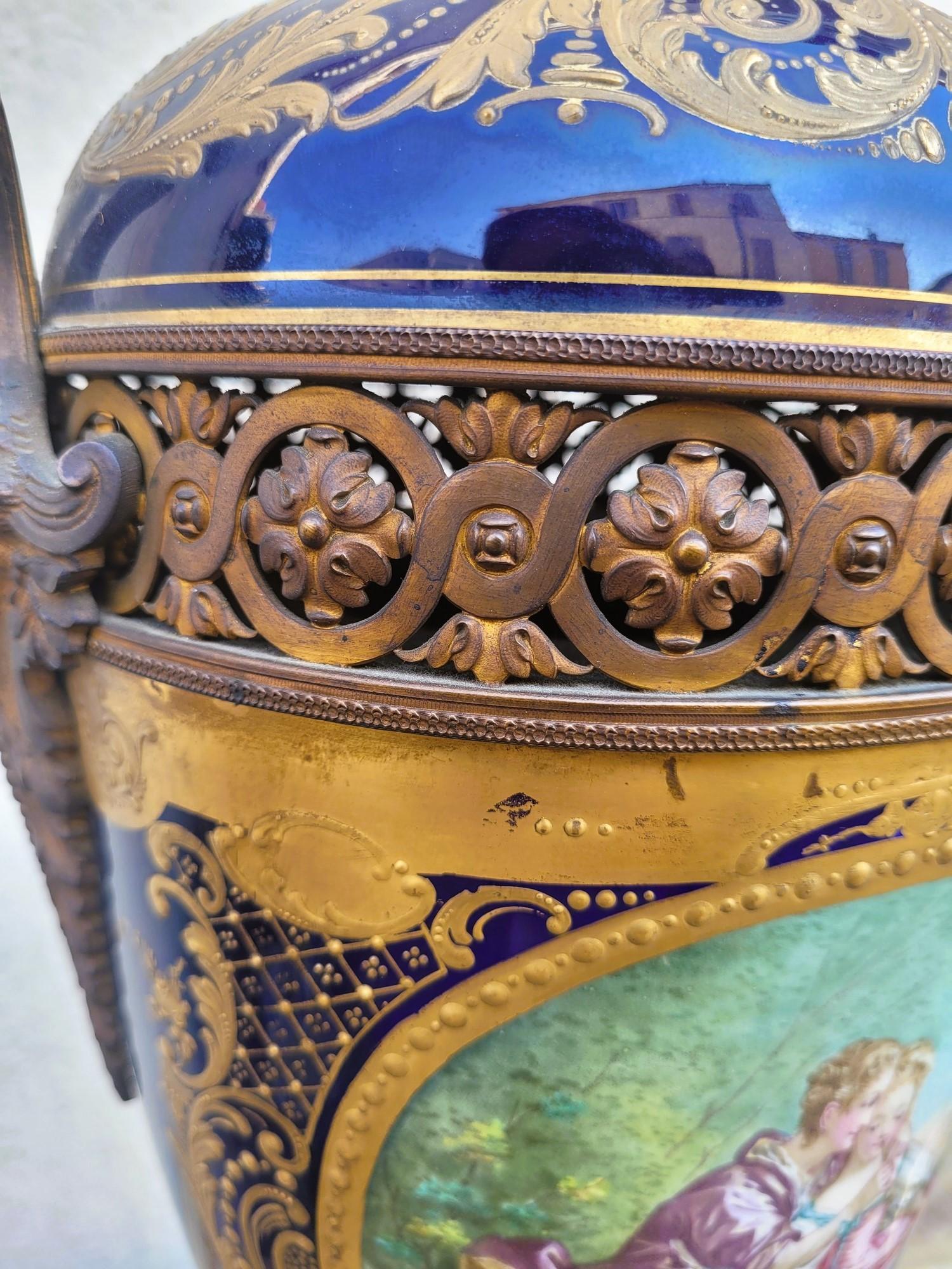 Al Estilo De Sèvres, Pareja De Jarrones De Porcelana Cubiertos, Siglo XIX Bronce en venta