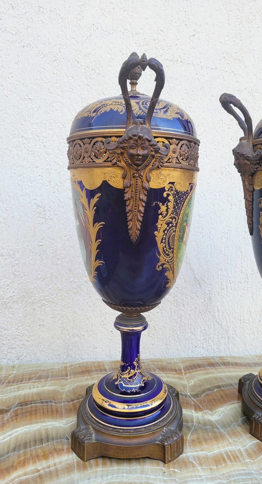 Al Estilo De Sèvres, Pareja De Jarrones De Porcelana Cubiertos, Siglo XIX en venta 1