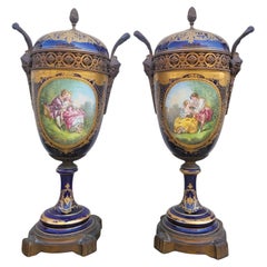 Al Estilo De Sèvres, Pareja De Jarrones De Porcelana Cubiertos, Siglo XIX