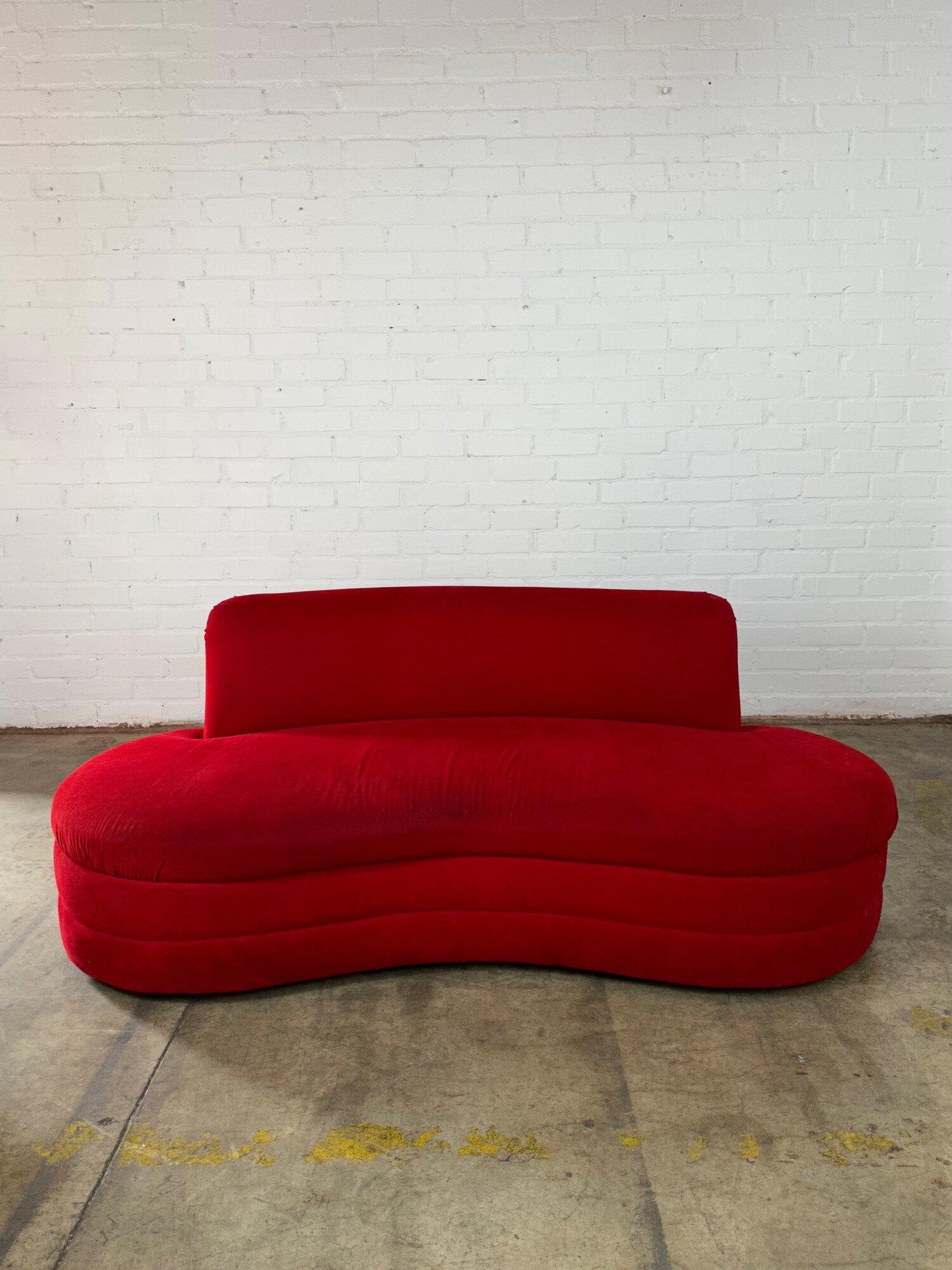 Measures : W80 D35 H29 SW78 SD25 SH15

Vintage sofa in red velvet with the same style as the Vladimir Kagan “cloud” sofa. This piece has no manufacturer tags. The fabric is in good condition with signs of wear. We can reupholster for roughly