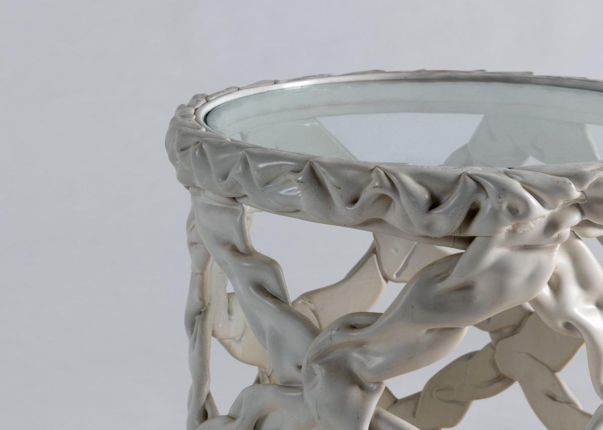 Mit einer Platte aus Glas und einem Sockel aus weiß lackiertem Harz, der als Zylinder mit vergitterten Bändern modelliert ist, besitzt dieser Tisch im Stil von Tony Duquette eine einzigartige Schönheit.

  