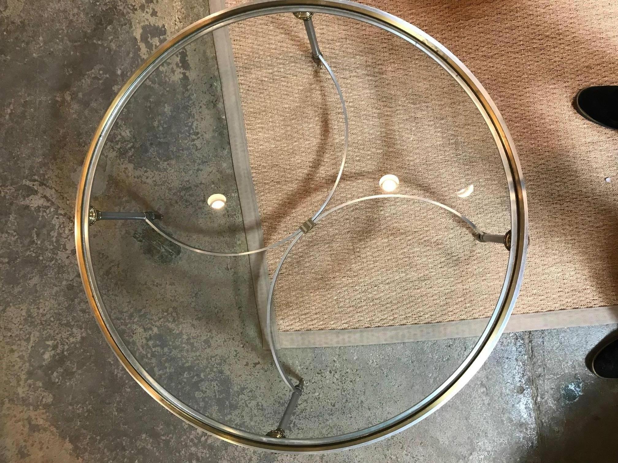 Intéressante table esthétique en laiton et acier avec un plateau en verre, conçue par Yale Burge.
