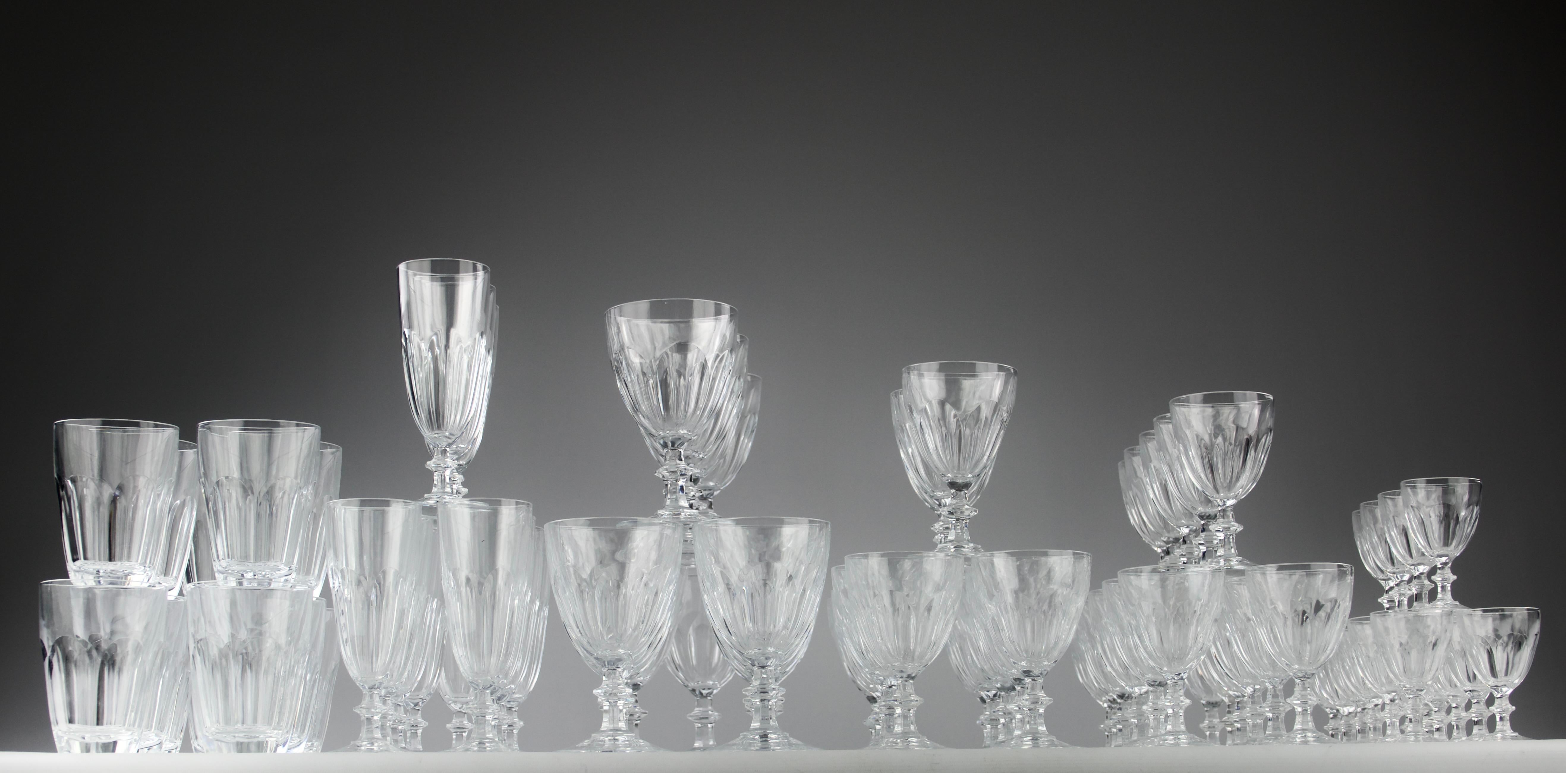 Bellissimo servizio di cristallo nel gusto di Baccarat. Il design del servizio è quasi identico a quello del famoso modello Baccarat Harcourt, con la differenza più evidente che il piede è rotondo; un vantaggio del modello Harcourt che può