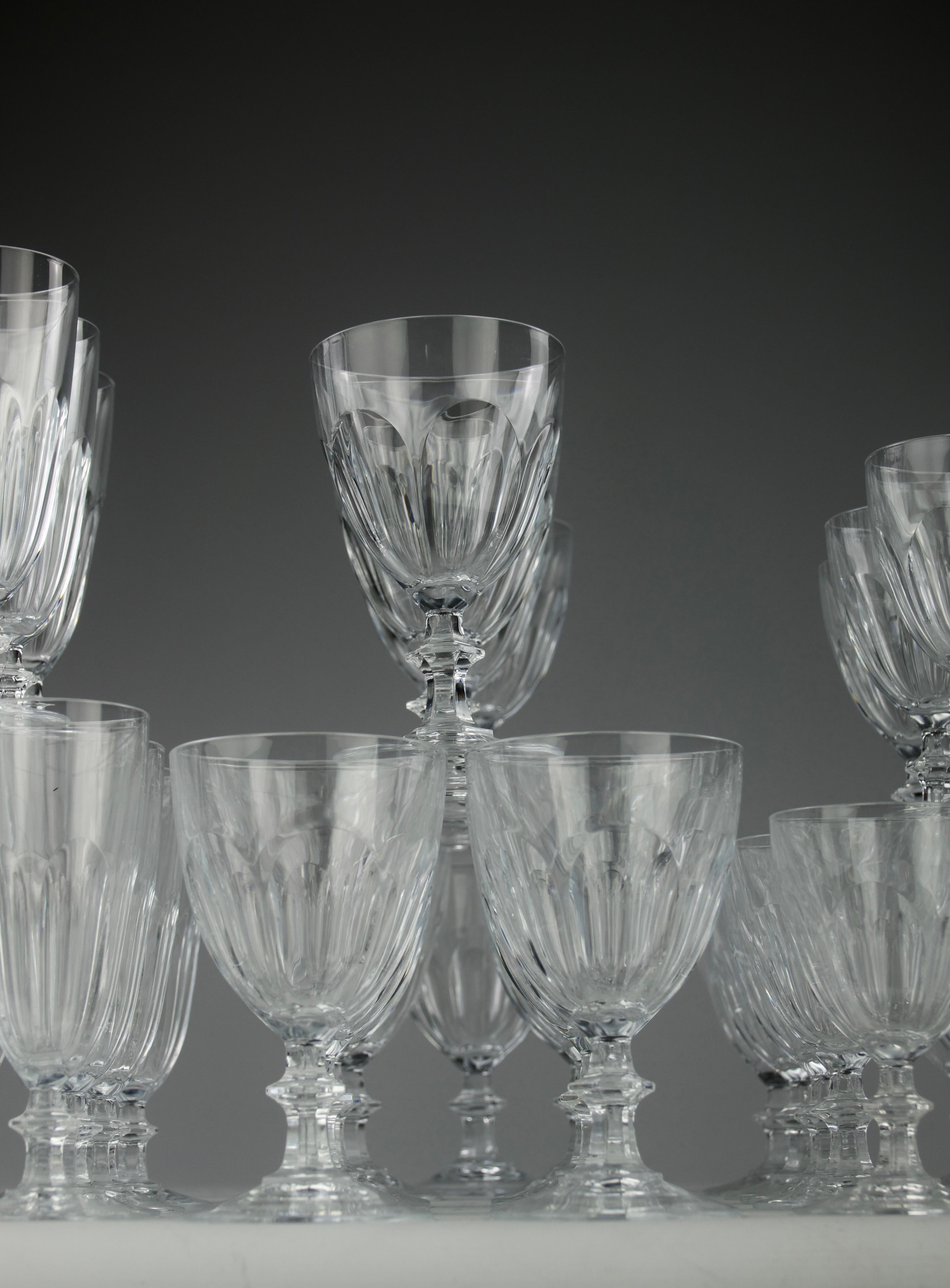 Nel gusto di Baccarat, Servizio di cristalli (84 pezzi), Francia, 1900 In condizioni buone in vendita a PARIS, FR