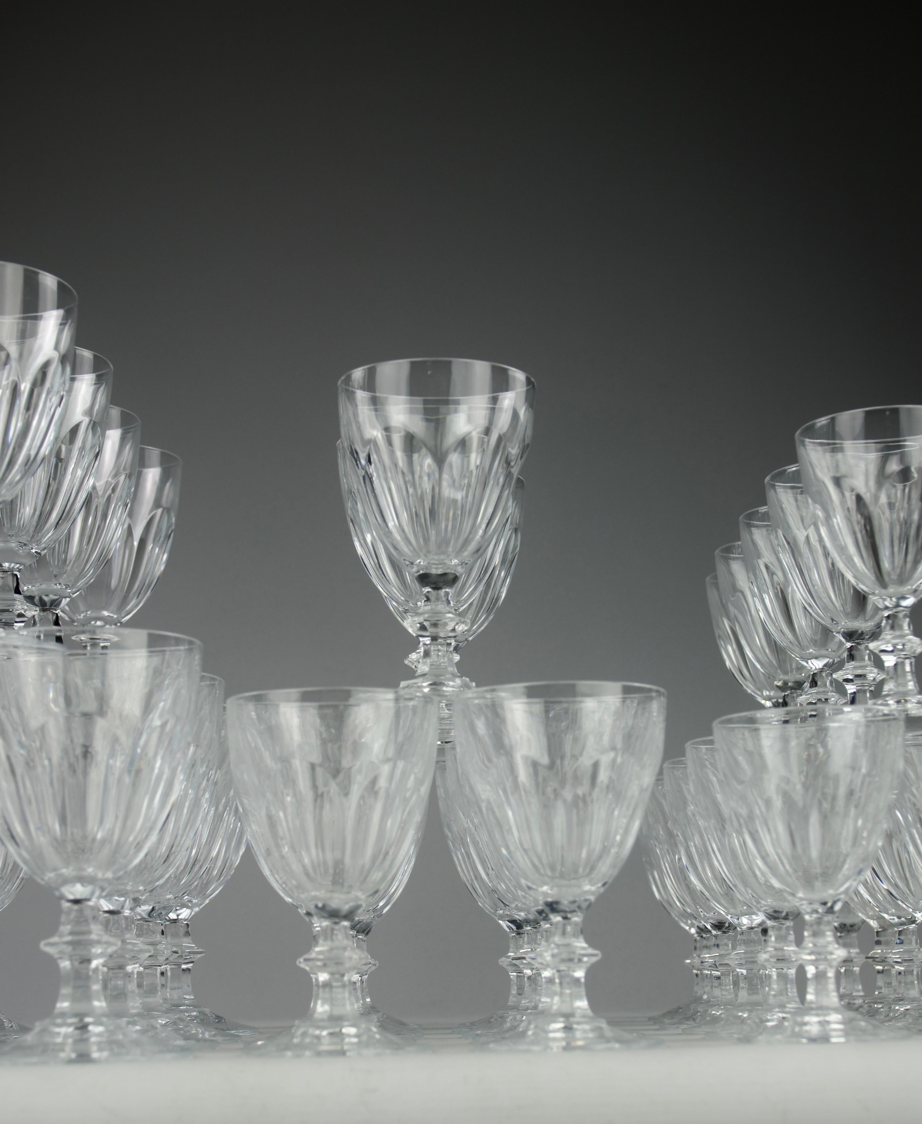 XX secolo Nel gusto di Baccarat, Servizio di cristalli (84 pezzi), Francia, 1900 in vendita