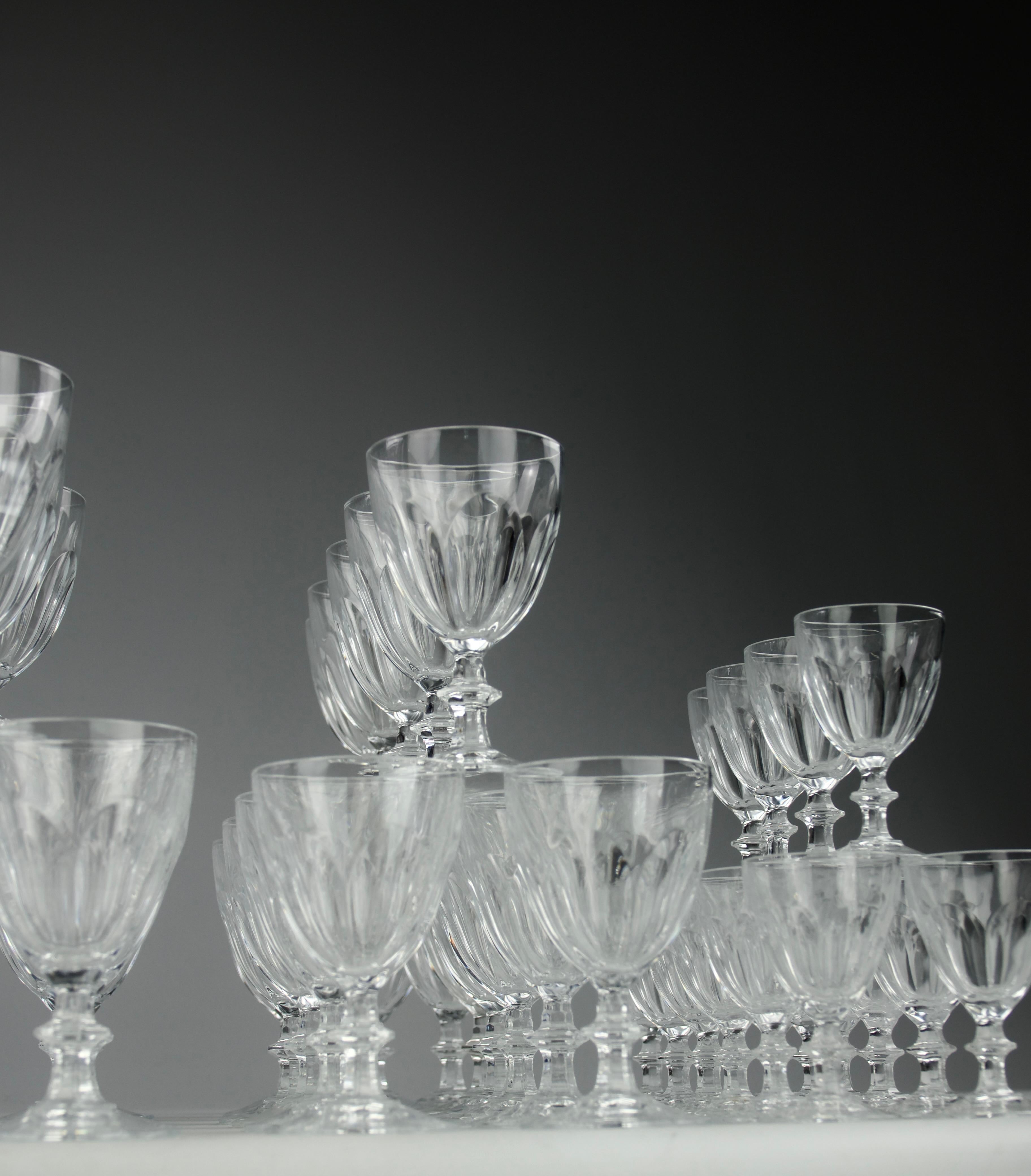 Cristallo Nel gusto di Baccarat, Servizio di cristalli (84 pezzi), Francia, 1900 in vendita