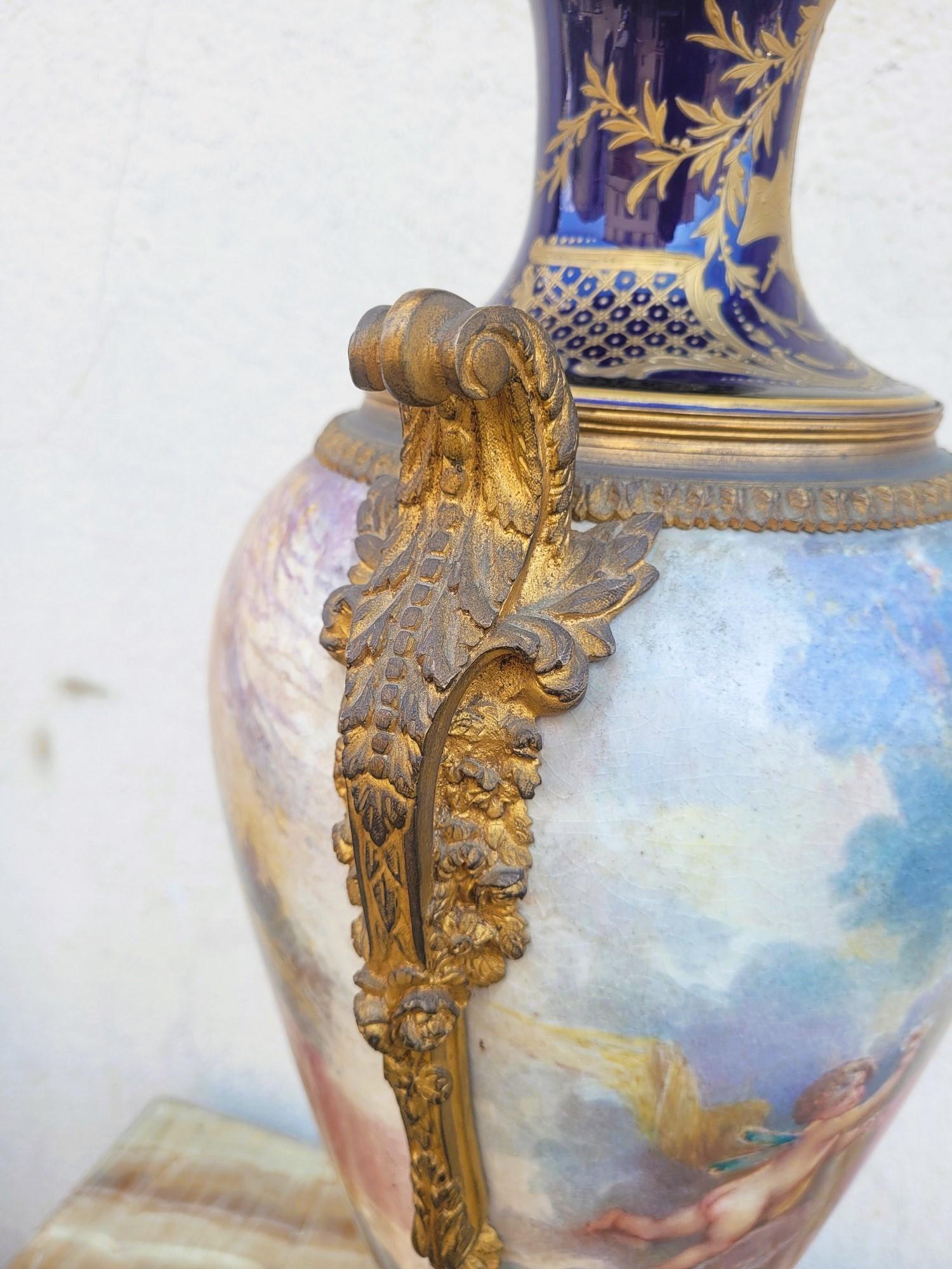 Dans le goût de Sèvres, grand vase en porcelaine et bronze, XIXe siècle en vente 4